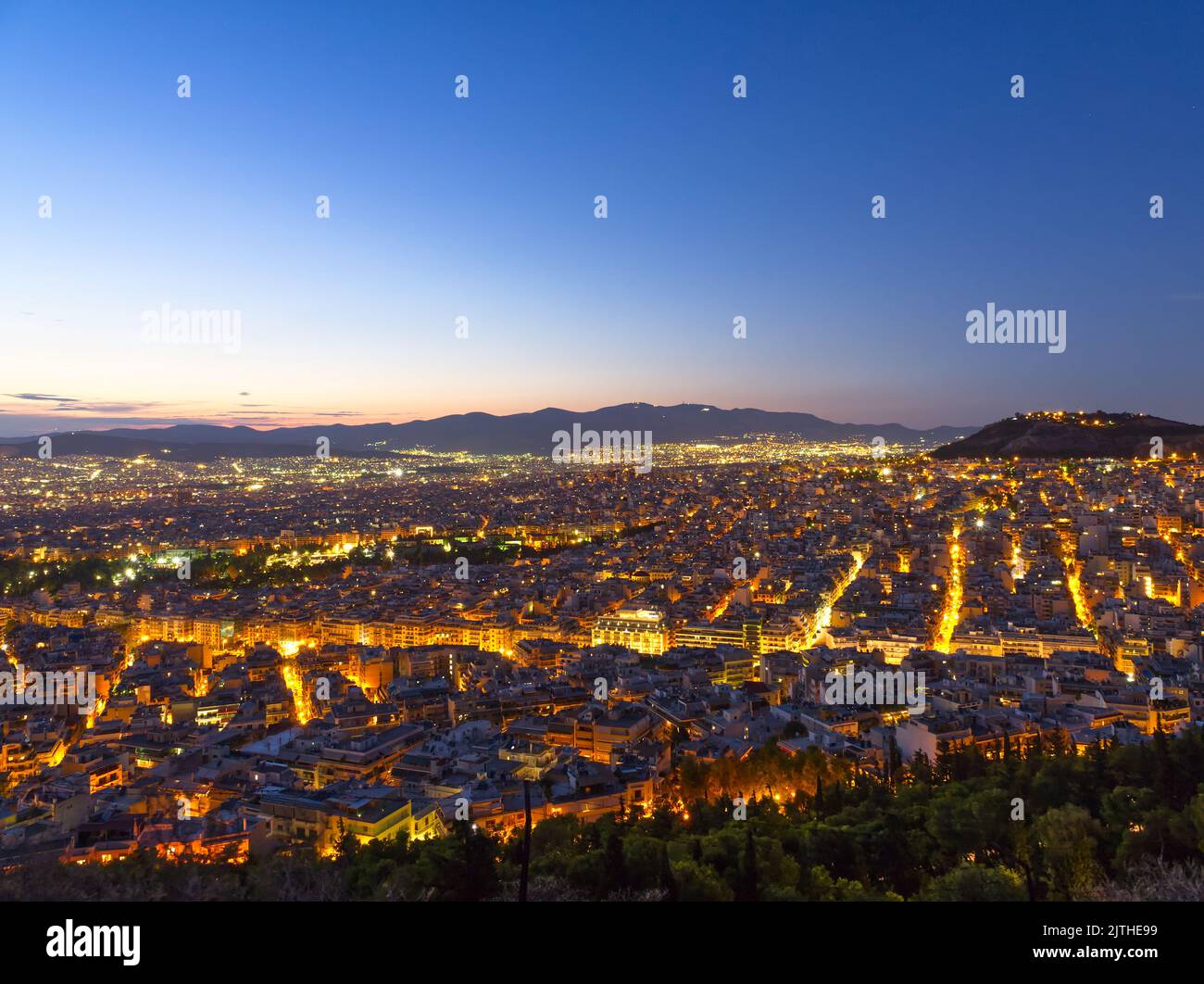 Paysage urbain d'Athènes illuminé au crépuscule Banque D'Images