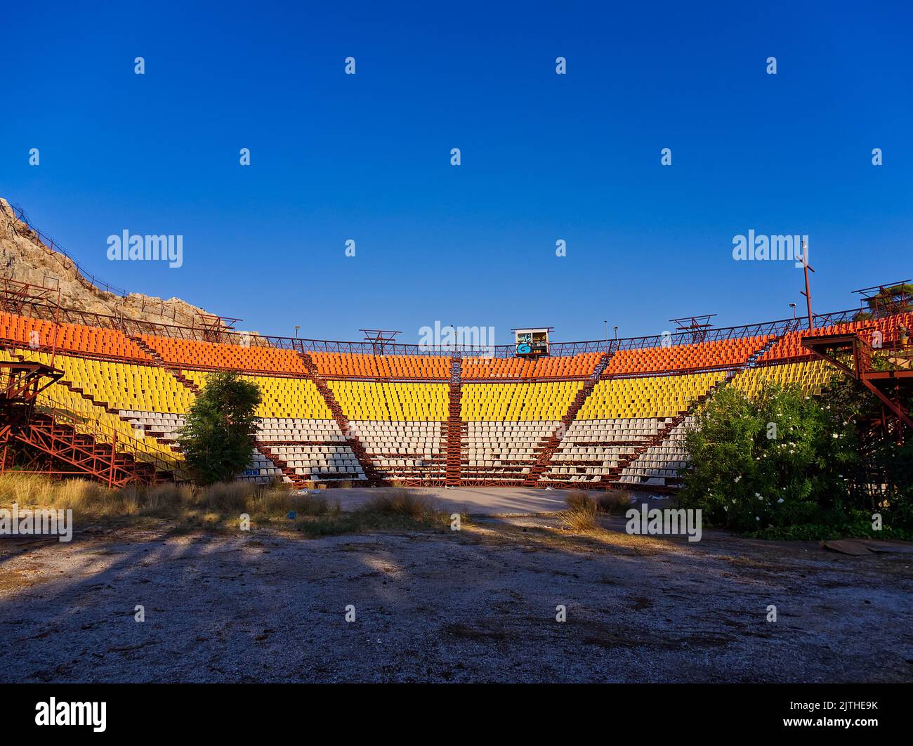 Vue sur le théâtre abandonnée avant le coucher du soleil Banque D'Images