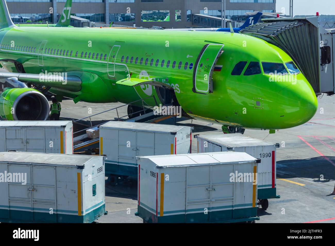 Moscou Russie 03 juillet 2022 : transfert des bagages dans un avion vert à l'aéroport de Domodedovo. Les employés des services au sol vérifient les avions S7 Airlines avant depa Banque D'Images