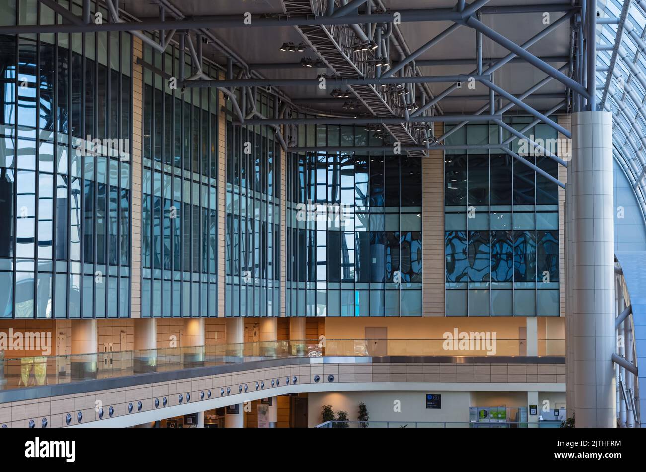 intérieur de bâtiment moderne. aéroport contemporain domodedovo hall intérieur avec personne, en verre, en acier et panneaux jaunes, avec panneau covid 19, wi Banque D'Images