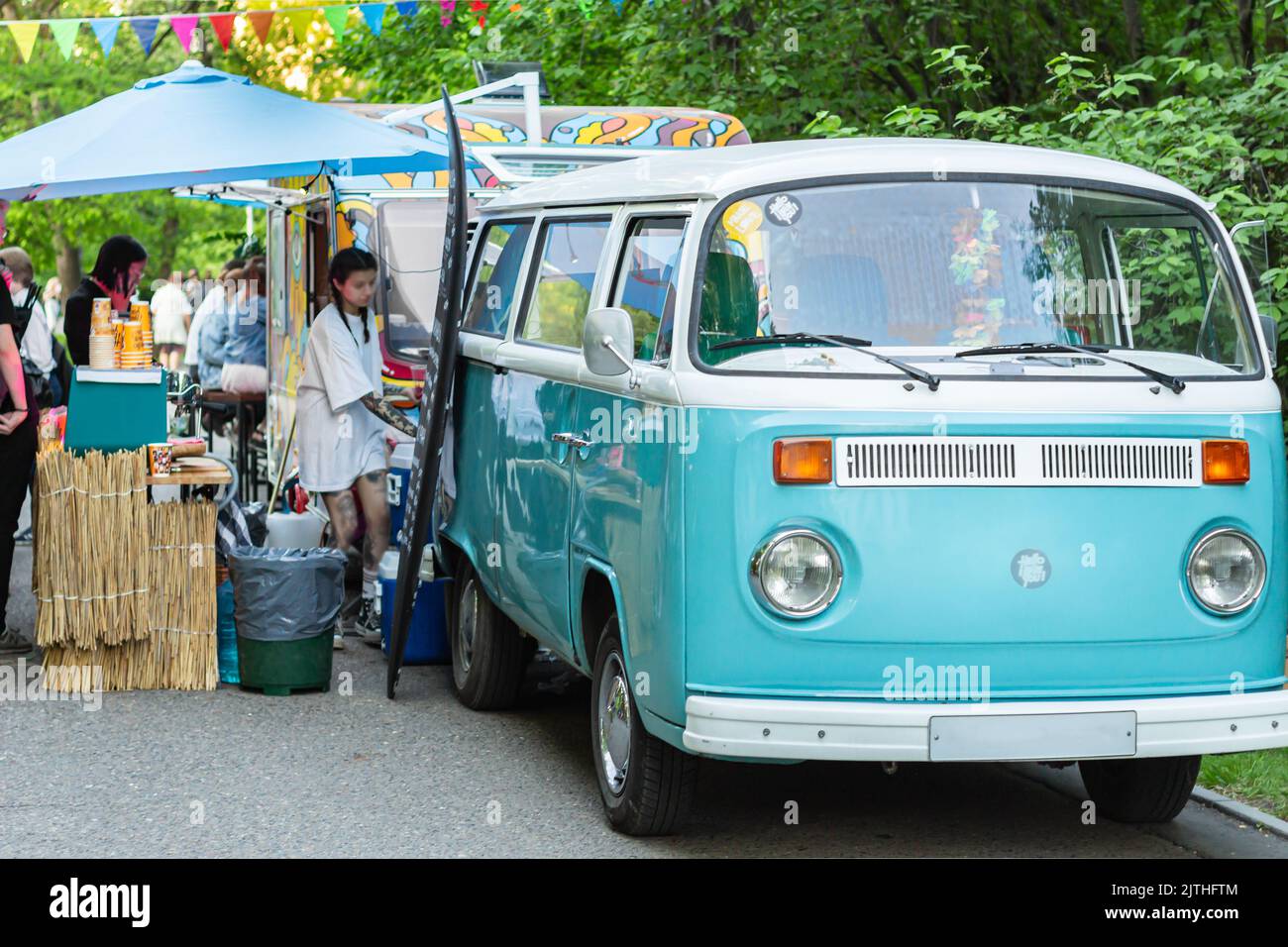 Le camion de transport de nourriture Blue VW sert du café chaud frais et des aliments délicats. Tomsk, Russie, 27 mai 2022 Classic Bleu et blanc camionnette de camping VW utilisé vendre foo Banque D'Images