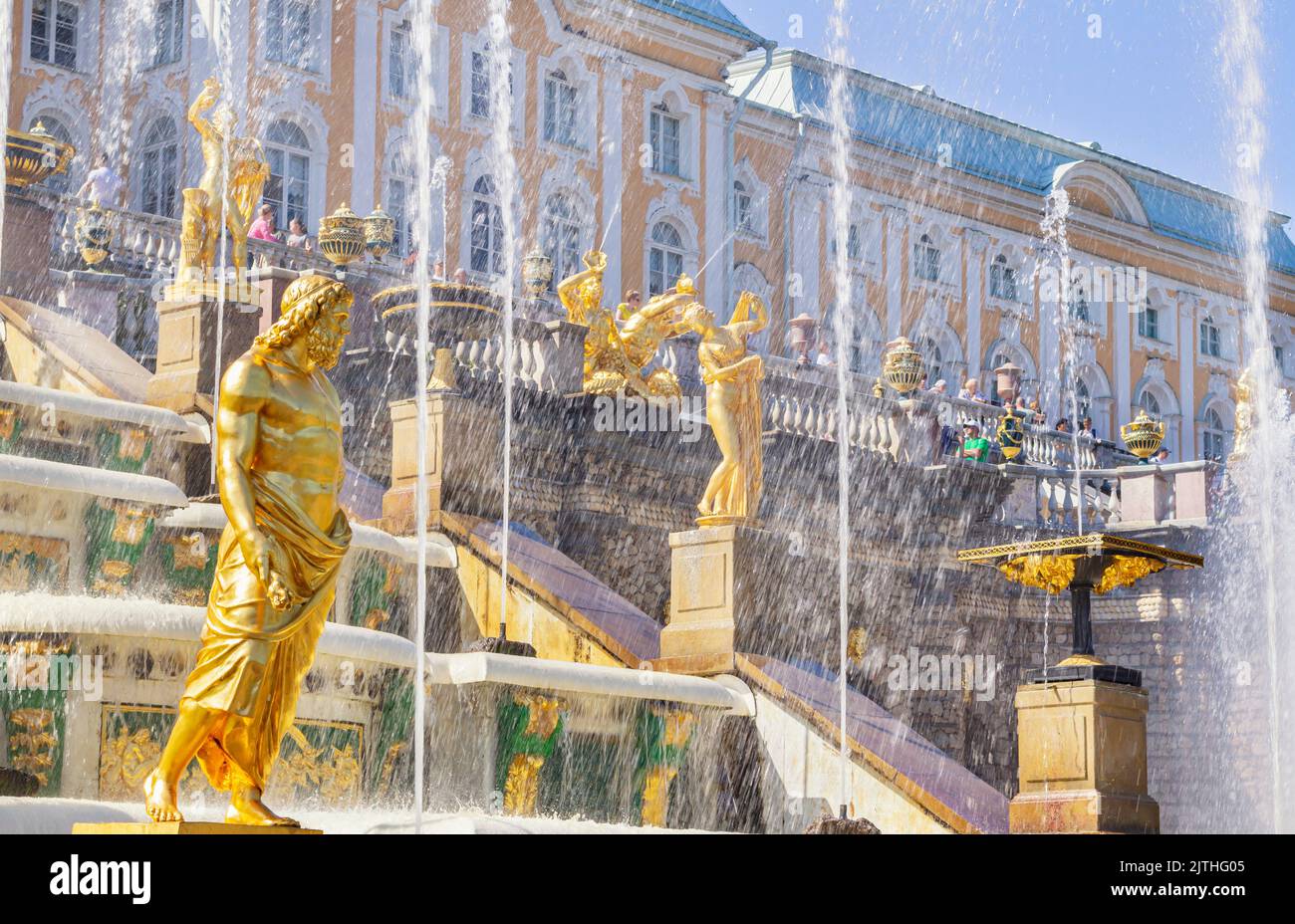 Statues d'or les plus grands ensembles de fontaines du monde, comprenant 60 fontaines d'eau. Grande Cascade du palais Peterhof incluse dans le World Heritag de l'UNESCO Banque D'Images