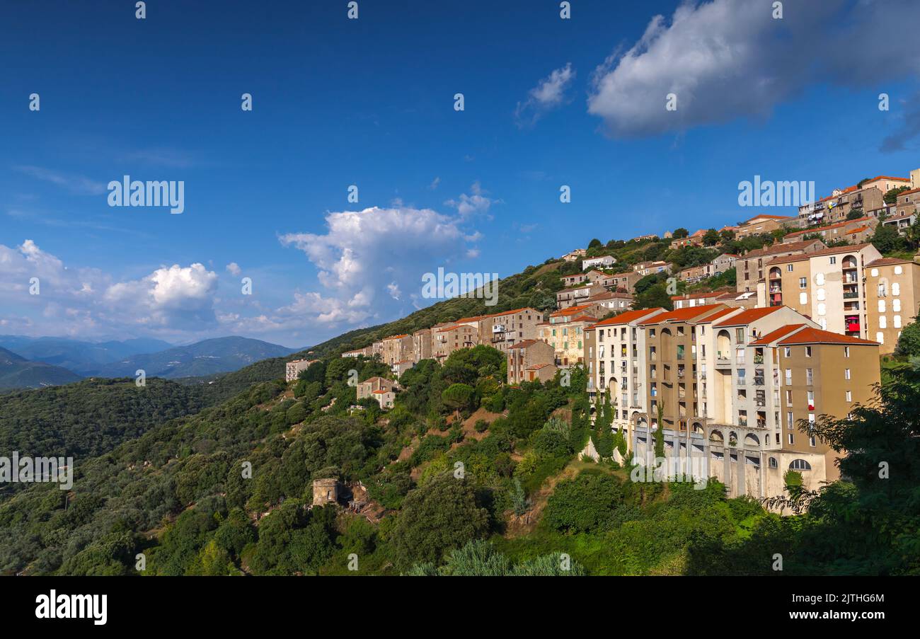 Paysage d'été de la Corse, France. Vue sur la ville de Sartene par beau temps Banque D'Images