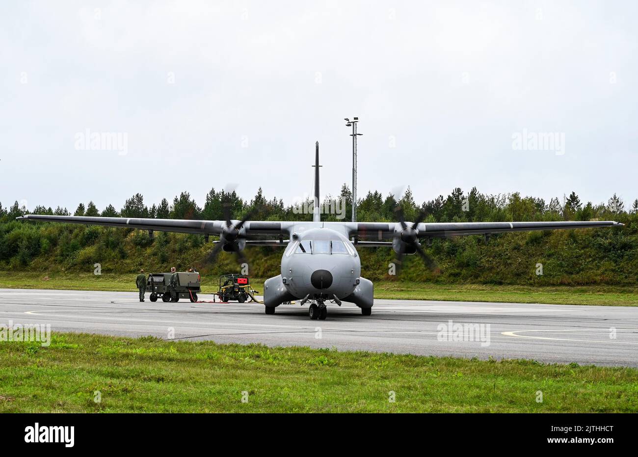 Un avion C-295M finlandais affecté aux taxis du Commandement aérien Satakunta avant de décoller lors de l'exercice tactique de transport aérien finlandais 2022 (ATEX), à Oulu, Finlande, le 24 août 2022. ATEX est l’exercice annuel le plus important du Commandement aérien de Satakunta pour les avions de transport et de communication. La Force aérienne finlandaise a accueilli des membres de plusieurs pays partenaires pour participer à l'ATEX, améliorant ainsi la préparation à l'échelle du théâtre européen. L’entraînement avec nos pays partenaires renforce l’engagement des membres de l’OTAN à préserver la stabilité régionale. (É.-U. Photo de la Force aérienne par le sergent d'état-major. Izabella Workman) Banque D'Images
