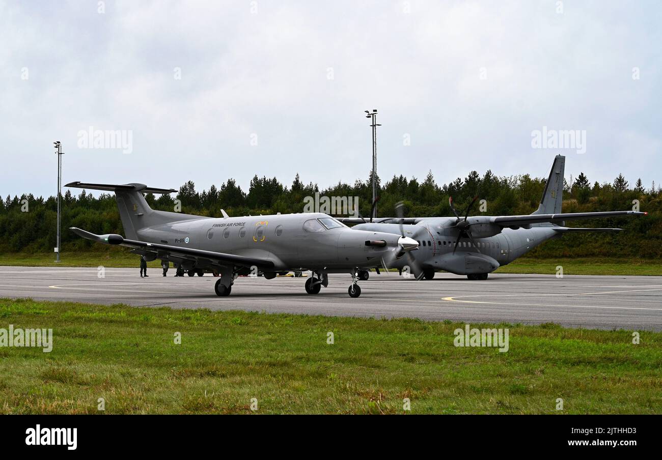 Un avion finlandais PC-12NG et C-295M affecté aux taxis du Commandement aérien Satakunta avant de décoller lors de l'exercice tactique de transport aérien finlandais 2022 (ATEX), à Oulu, en Finlande, le 24 août 2022. ATEX est l’exercice annuel le plus important du Commandement aérien de Satakunta pour les avions de transport et de communication. La Force aérienne finlandaise a accueilli des membres de plusieurs pays partenaires pour participer à l'ATEX, améliorant ainsi la préparation à l'échelle du théâtre européen. L’entraînement avec nos pays partenaires renforce l’engagement des membres de l’OTAN à préserver la stabilité régionale. (É.-U. Photo de la Force aérienne par le sergent d'état-major. Izabella Workman) Banque D'Images