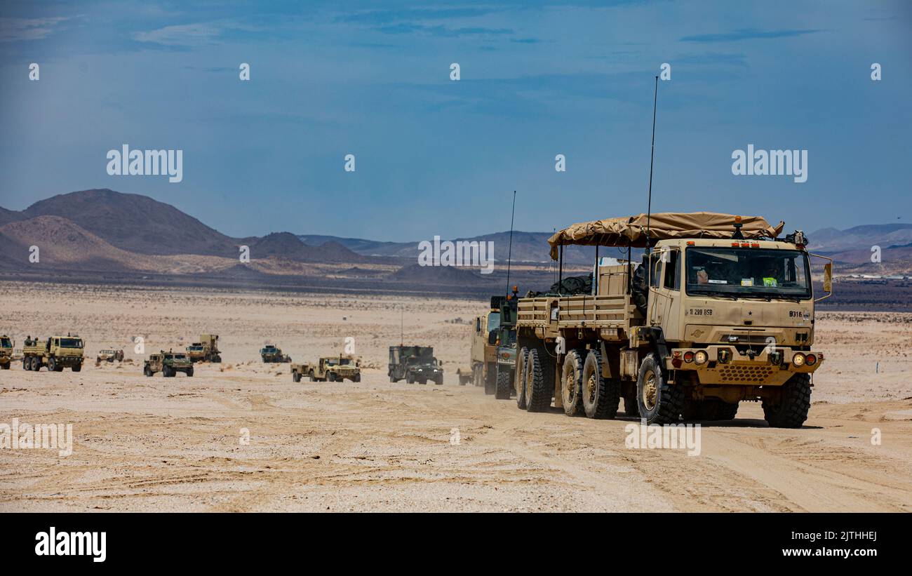 Un convoi de soldats affecté à l’équipe de combat de la Brigade blindée de 2nd, Division d’infanterie de 1st, mène à un point de contrôle à l’intérieur de la « boîte » au Centre national d’entraînement de fort Irwin, Californie, 5 août 2022. Les soldats ont assisté à la rotation de 22-09 au CNT pour tester leur unité et leur maîtrise personnelle des compétences et de la gestion des tâches. (É.-U. Photo de l'armée par PFC. Joshua Holaday, Détachement des affaires publiques de 19th) Banque D'Images