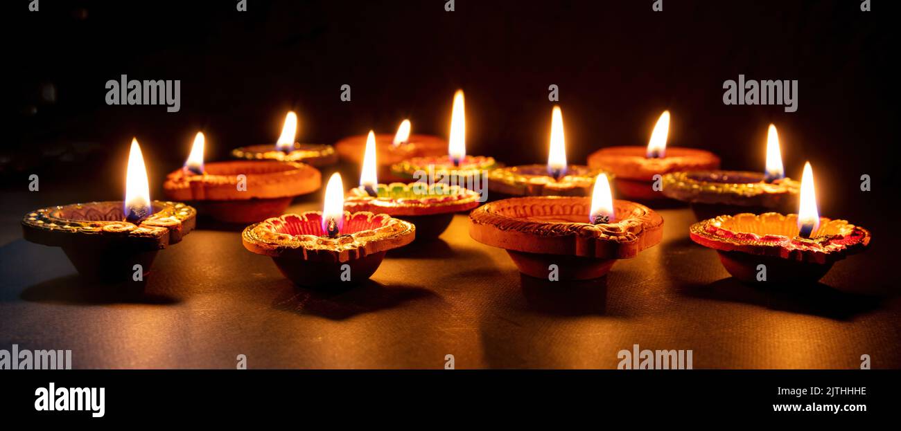 Bonne Diwali. Deepavali festival hindou de la fête des lumières. Bougie diya en argile. Voyant d'huile allumé sur fond sombre Banque D'Images