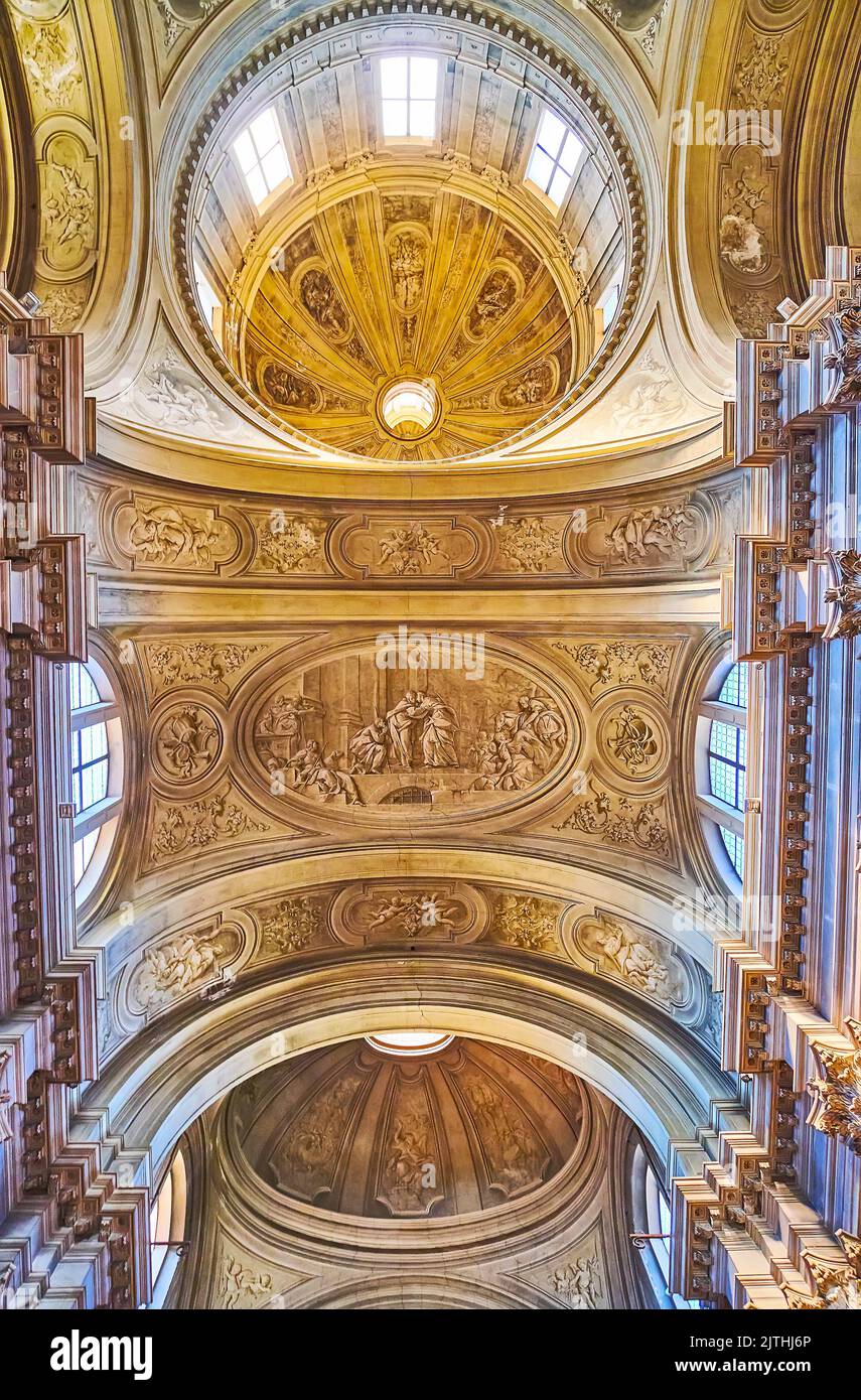 BRESCIA, ITALIE - 10 AVRIL 2022: Les motifs et décors fins sur la voûte de la basilique Santa Maria della Pace, sur 10 avril à Brescia Banque D'Images