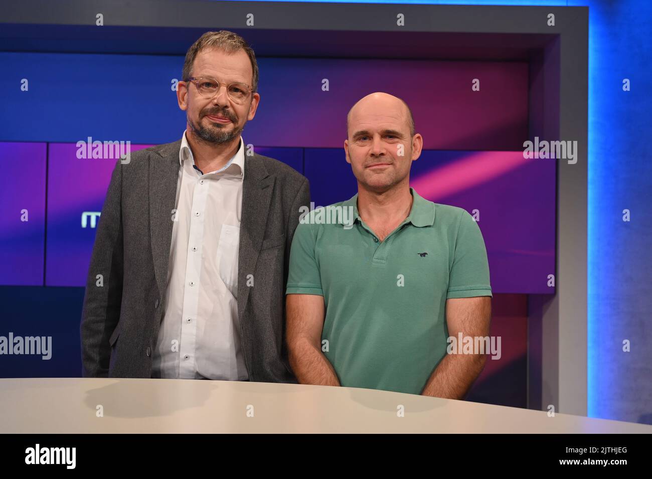 Cologne, Allemagne. 30th août 2022. Hajo Seppelt, journaliste sportif, et Jan Hempel, ancien plongeur de classe mondiale, en tant qu'invités dans le salon de conférence de l'ARD 'Maischberger Credit: Horst Galuschka/dpa/Horst Galuschka dpa/Alamy Live News Banque D'Images