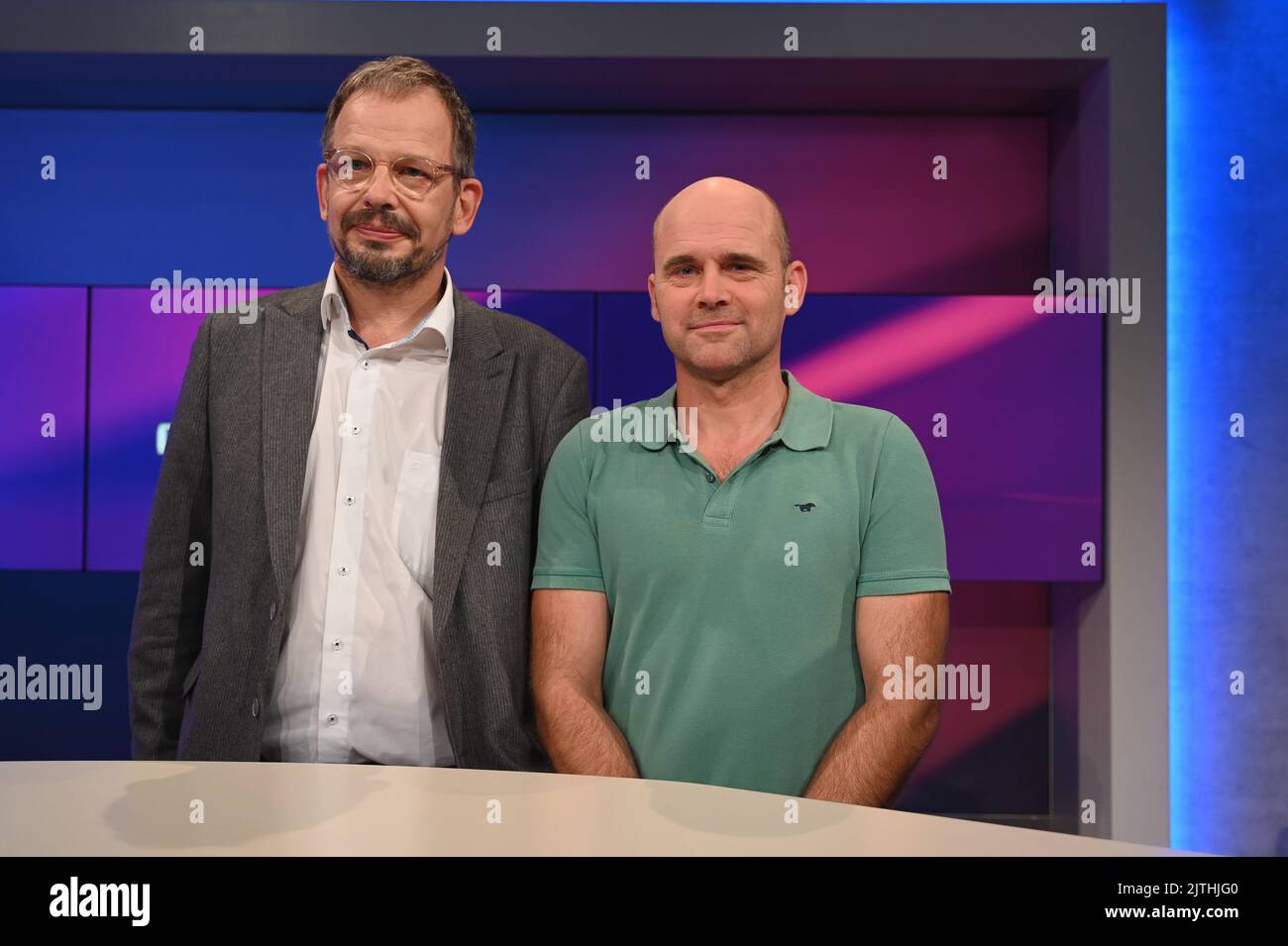 Cologne, Allemagne. 30th août 2022. Hajo Seppelt, journaliste sportif, et Jan Hempel, ancien plongeur de classe mondiale, en tant qu'invités dans le salon de conférence de l'ARD 'Maischberger Credit: Horst Galuschka/dpa/Horst Galuschka dpa/Alamy Live News Banque D'Images