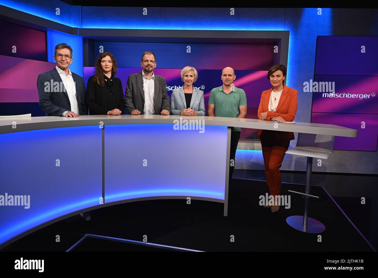Cologne, Allemagne. 30th août 2022. Rainer Hank, l-r, Anna Mayr, Hajo Seppelt, Amelie Fried, Jan Hempel et Sandra Maischberger en tant qu'invités du salon ARD 'Maischberger Credit: Horst Galuschka/dpa/Horst Galuschka dpa/Alay Live News Banque D'Images