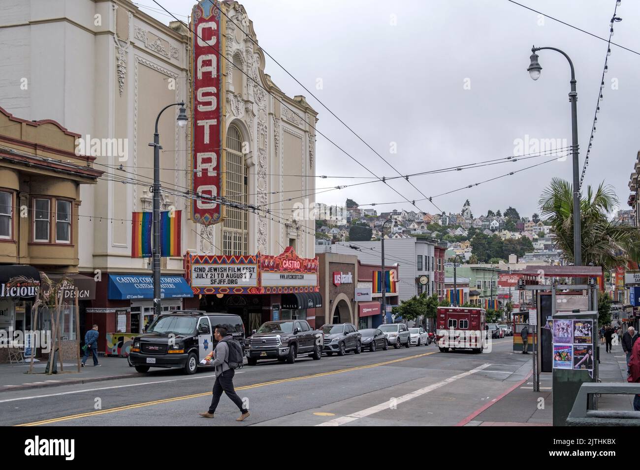 Man traverse la rue au théâtre historique Castro, San Francisco, Californie Banque D'Images