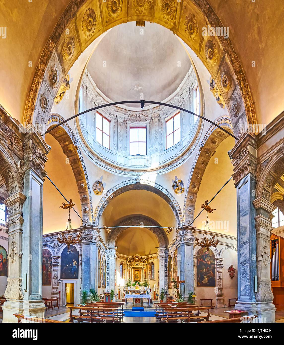 BRESCIA, ITALIE - 10 AVRIL 2022 : Église Santa Maria dei Miracoli avec dôme intérieur, salle de prière, autel, icônes, orgue, Sur 10 avril à Brescia Banque D'Images