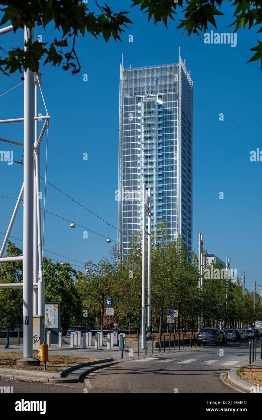 Turin, Piémont, Italie - 16 juillet 2022. Vue sur le gratte-ciel Intesa Sanpaolo, l'un des plus hauts bâtiments de la ville. Panorama urbain. Banque D'Images