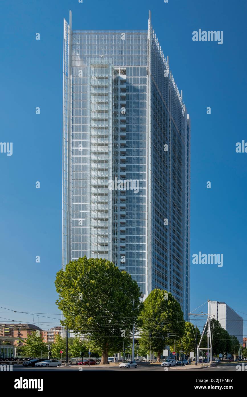 Turin, Piémont, Italie - 16 juillet 2022. Vue sur le gratte-ciel Intesa Sanpaolo, l'un des plus hauts bâtiments de la ville. Panorama urbain. Banque D'Images