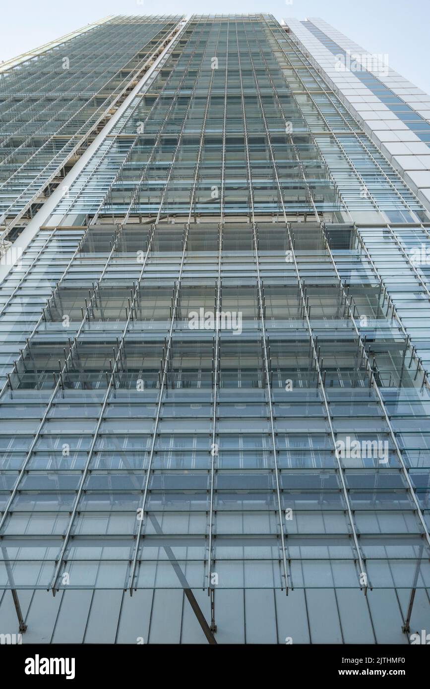 Turin, Piémont, Italie - 16 juillet 2022. Vue sur le gratte-ciel Intesa Sanpaolo, l'un des plus hauts bâtiments de la ville. Panorama urbain. Banque D'Images