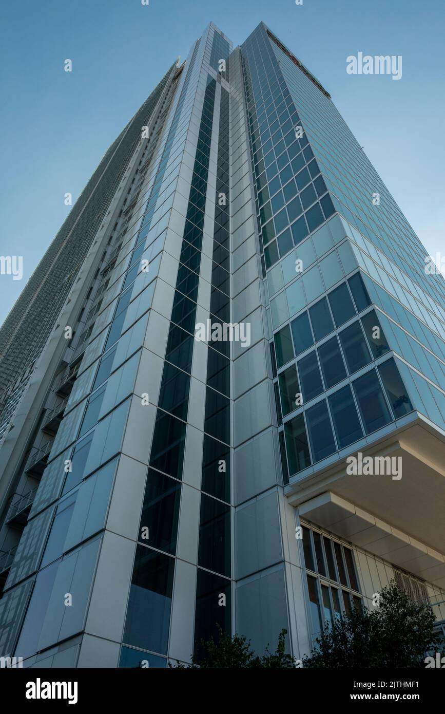 Turin, Piémont, Italie - 16 juillet 2022. Vue sur le gratte-ciel Intesa Sanpaolo, l'un des plus hauts bâtiments de la ville. Panorama urbain. Banque D'Images