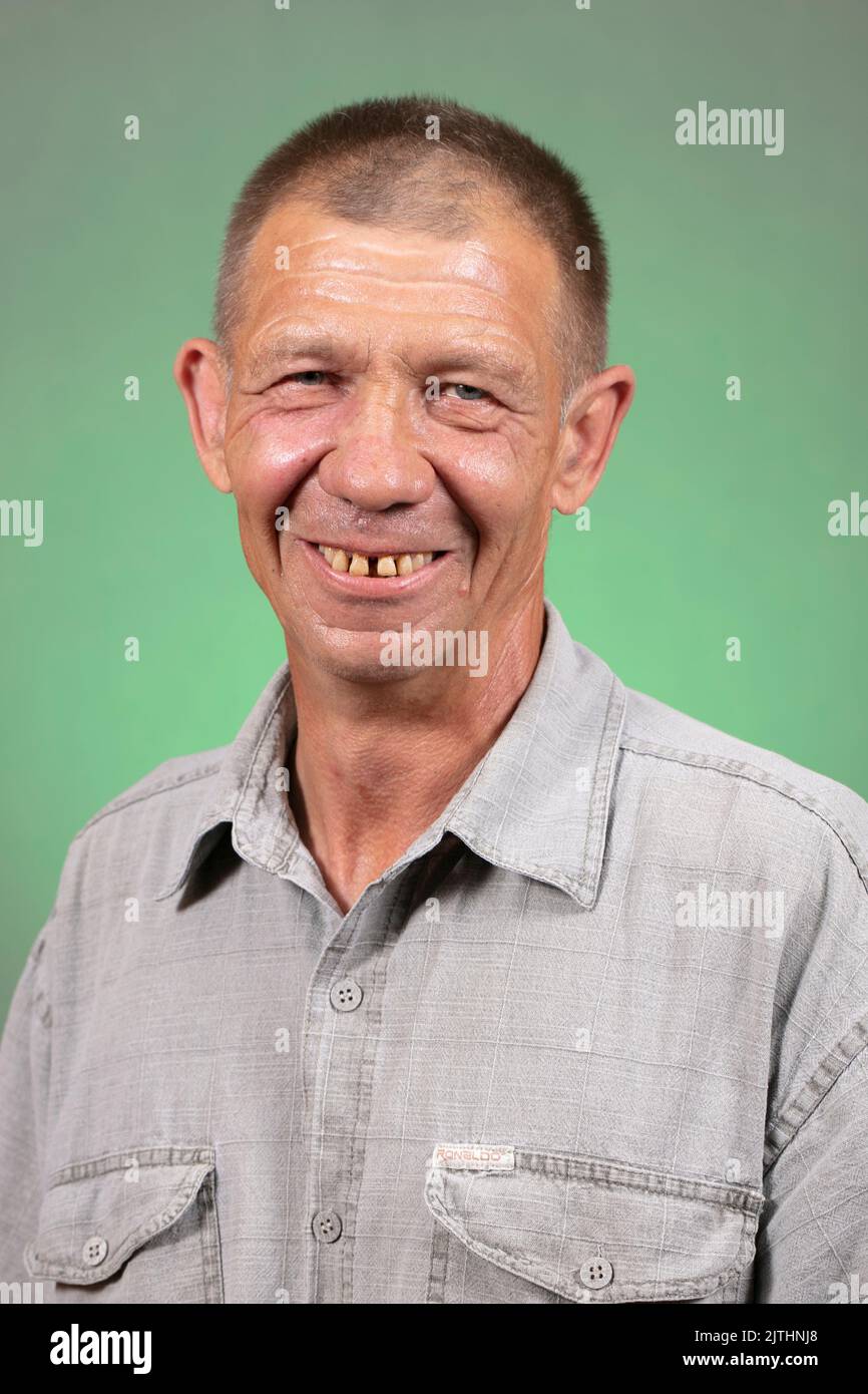 Portrait d'un vieil homme drôle avec un sourire mignon. Banque D'Images