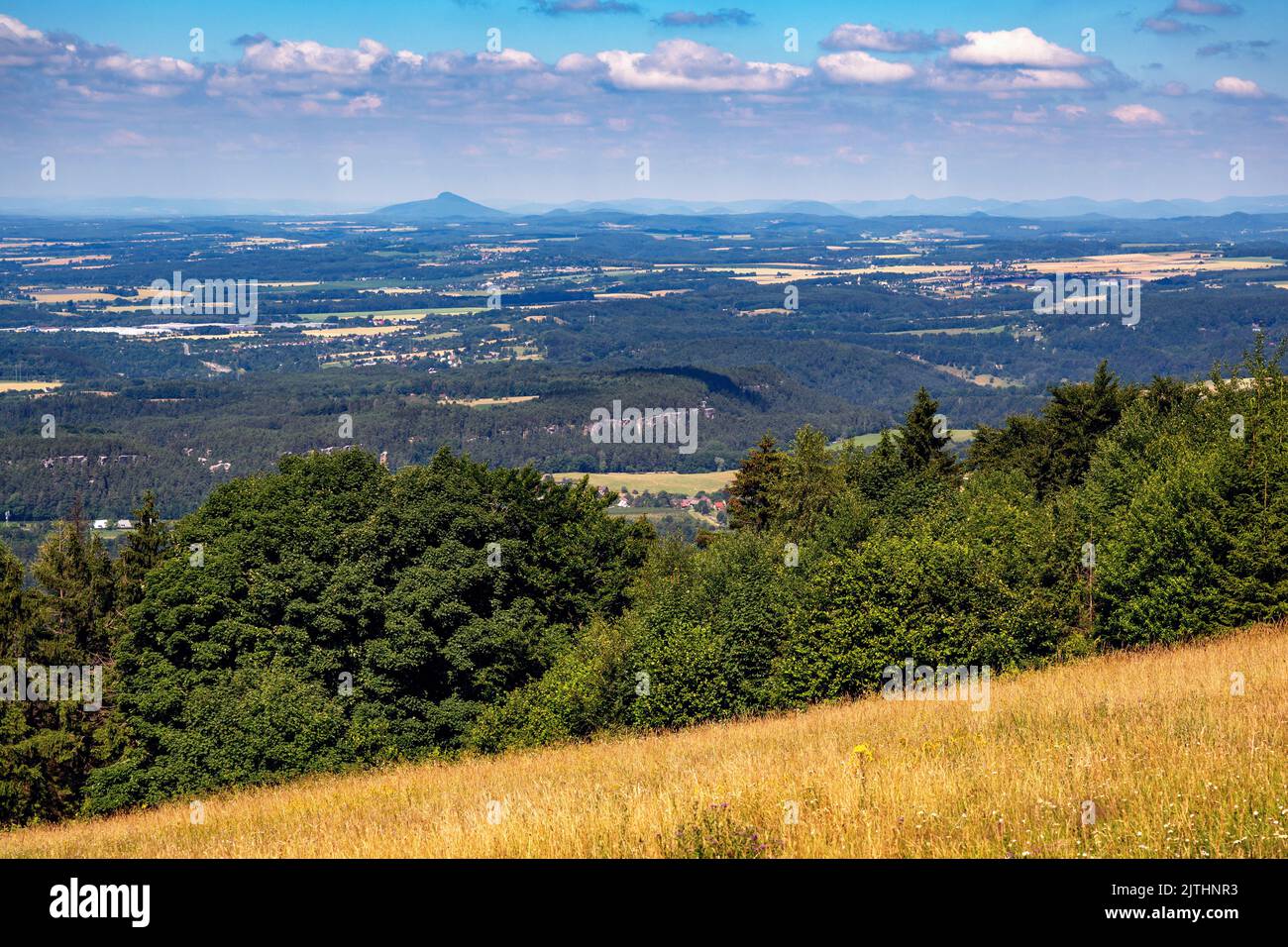 Vue de la colline Kozakov à Bohemian Central Highlands en été. République tchèque, Banque D'Images