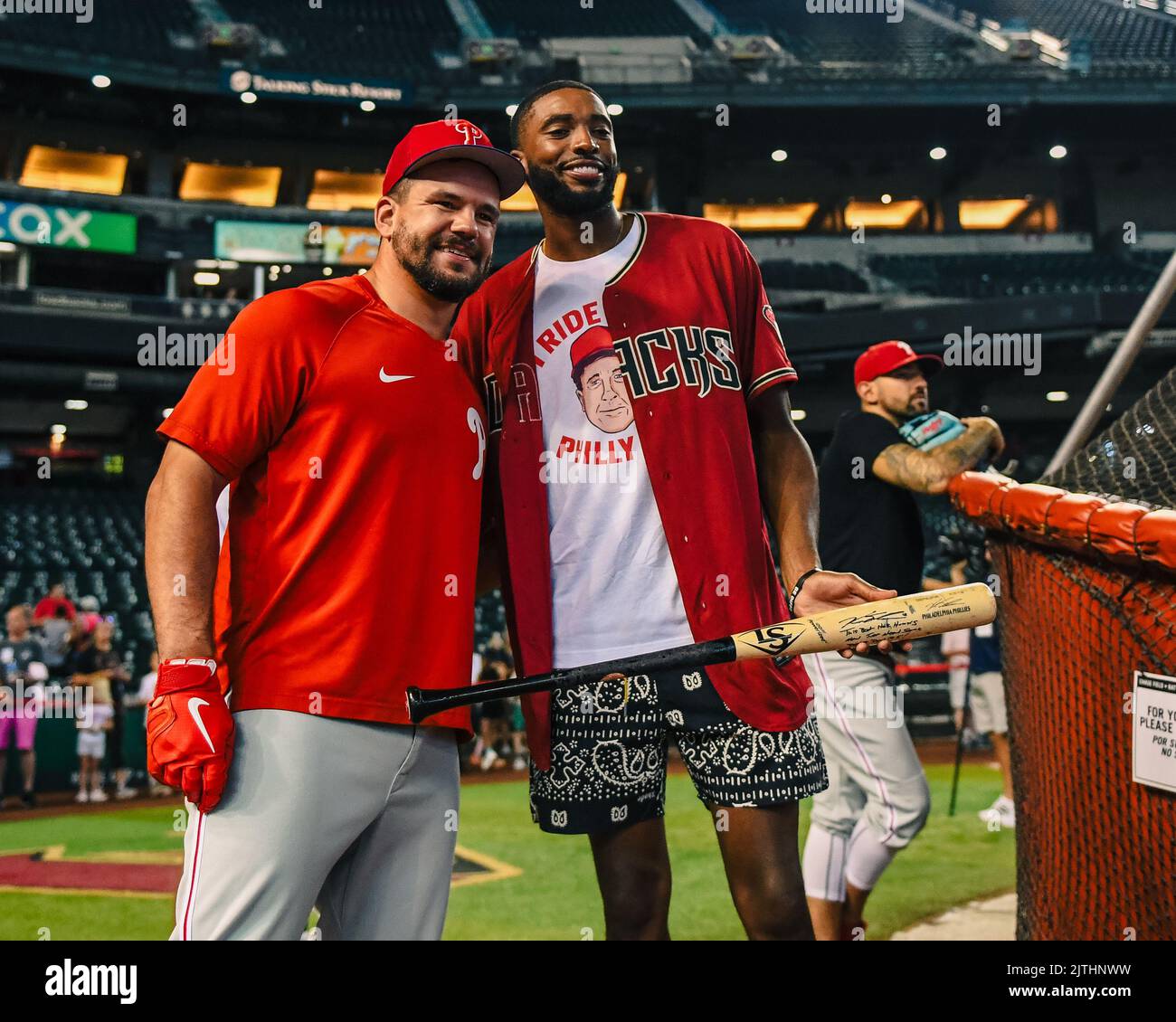 Philadelphia Phillies le fieleur gauche Kyle Schwarber (12) pose avec Phoenix Suns avant Mikal Bridges avant un match de baseball MLB entre les Philadelp Banque D'Images