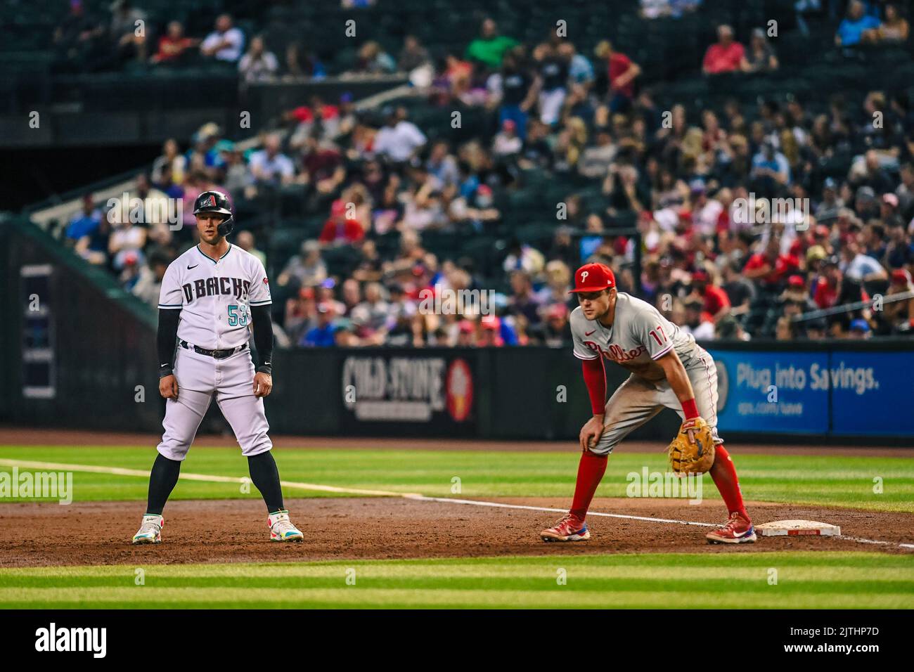 Arizona Diamondbacks premier baseman Christian Walker (53) tenu à la première base par Philadelphie Phillies premier baseman Rhys Hoskins (17) dans le troisième inni Banque D'Images