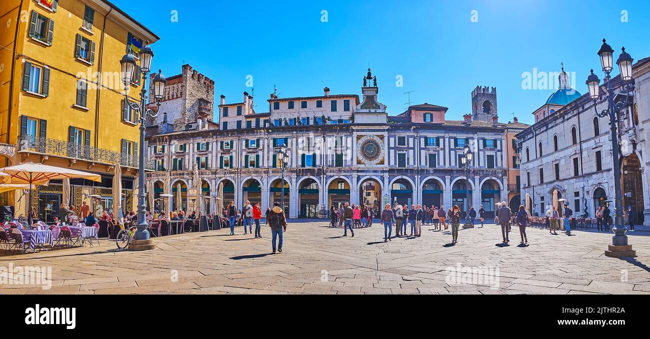 BRESCIA, ITALIE - 10 AVRIL 2022: Vue panoramique du bâtiment historique avec arcades et Torre dell'Orologio (Tour de l'horloge) avec horloge astronomique et br Banque D'Images