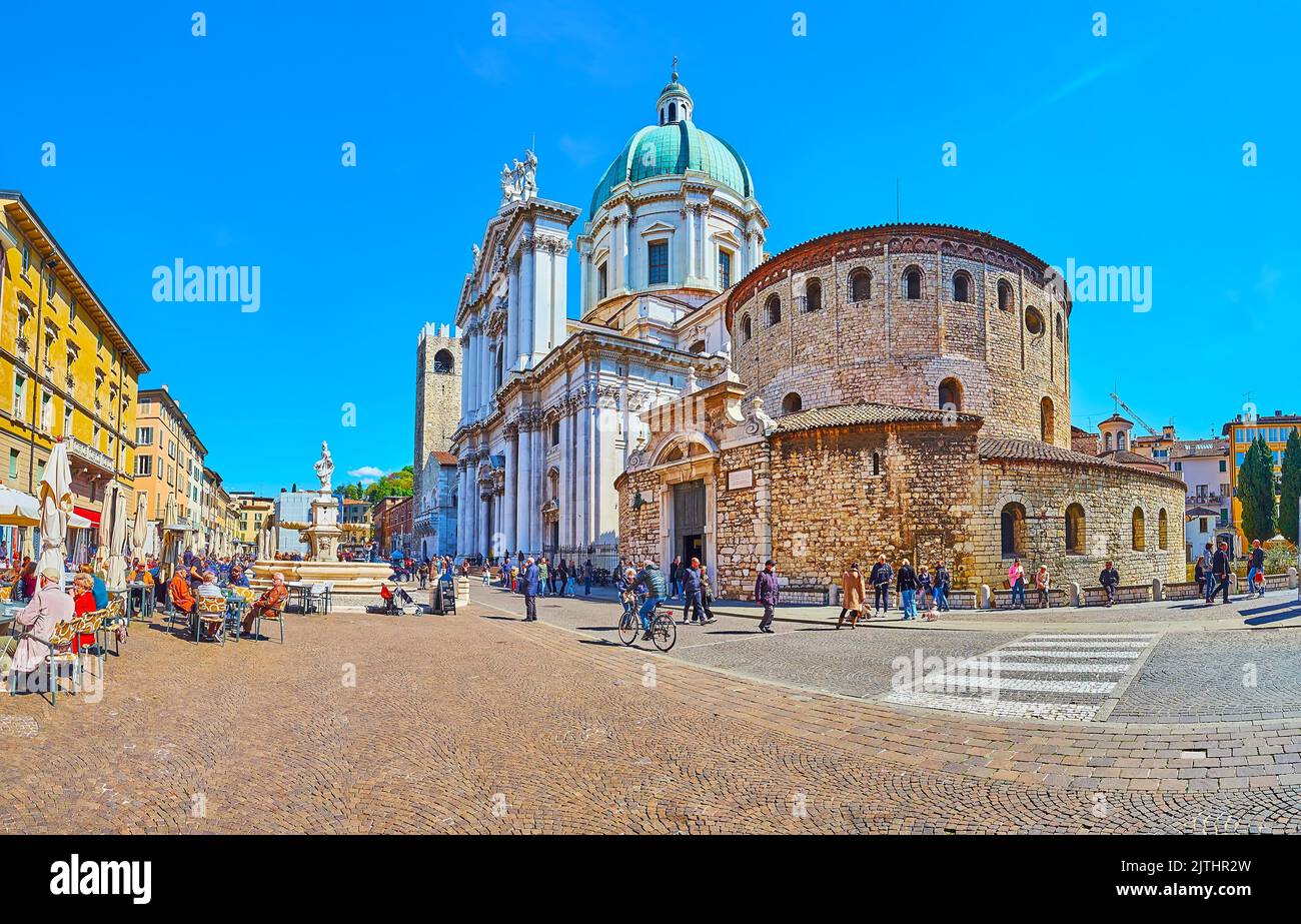 BRESCIA, ITALIE - 10 AVRIL 2022 : Panorama de Paolo VI ou place de la cathédrale de Brescia avec restaurants et cafés contre les maisons historiques colorées, B Banque D'Images