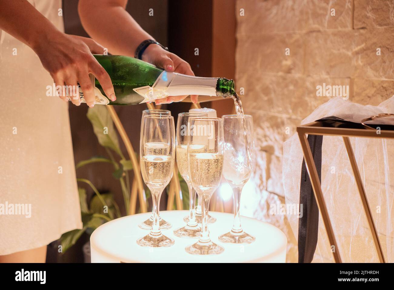Pouring champagne Banque D'Images