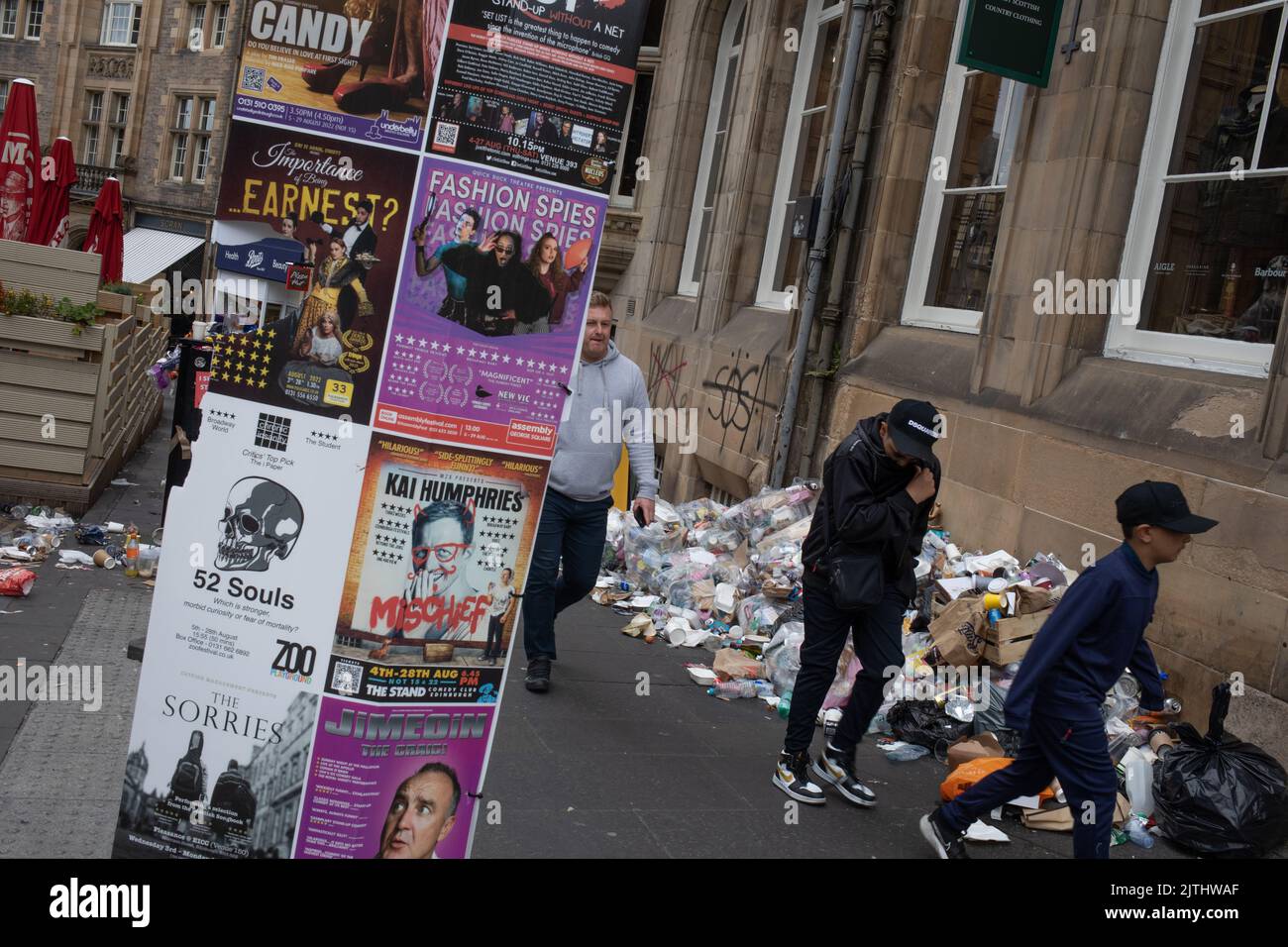 Des poubelles débordant lors de la grève des hommes des poubelles, à Édimbourg, en Écosse, le 30 août 2022. Banque D'Images