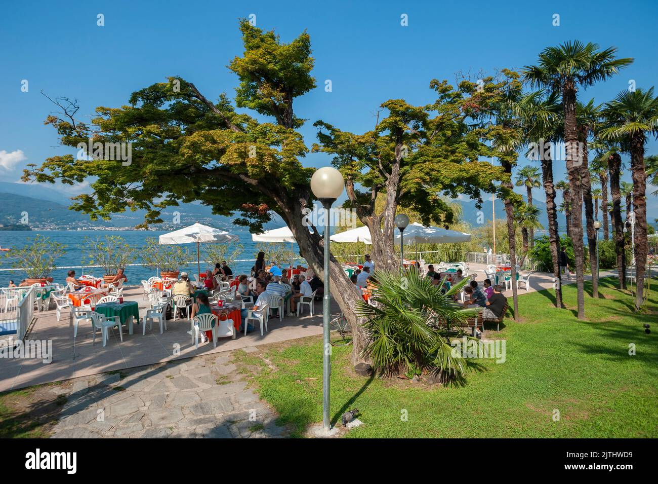 Restaurant sur la promenade au bord du lac majeur, Stresa, Piémont, Italie, Europe Banque D'Images