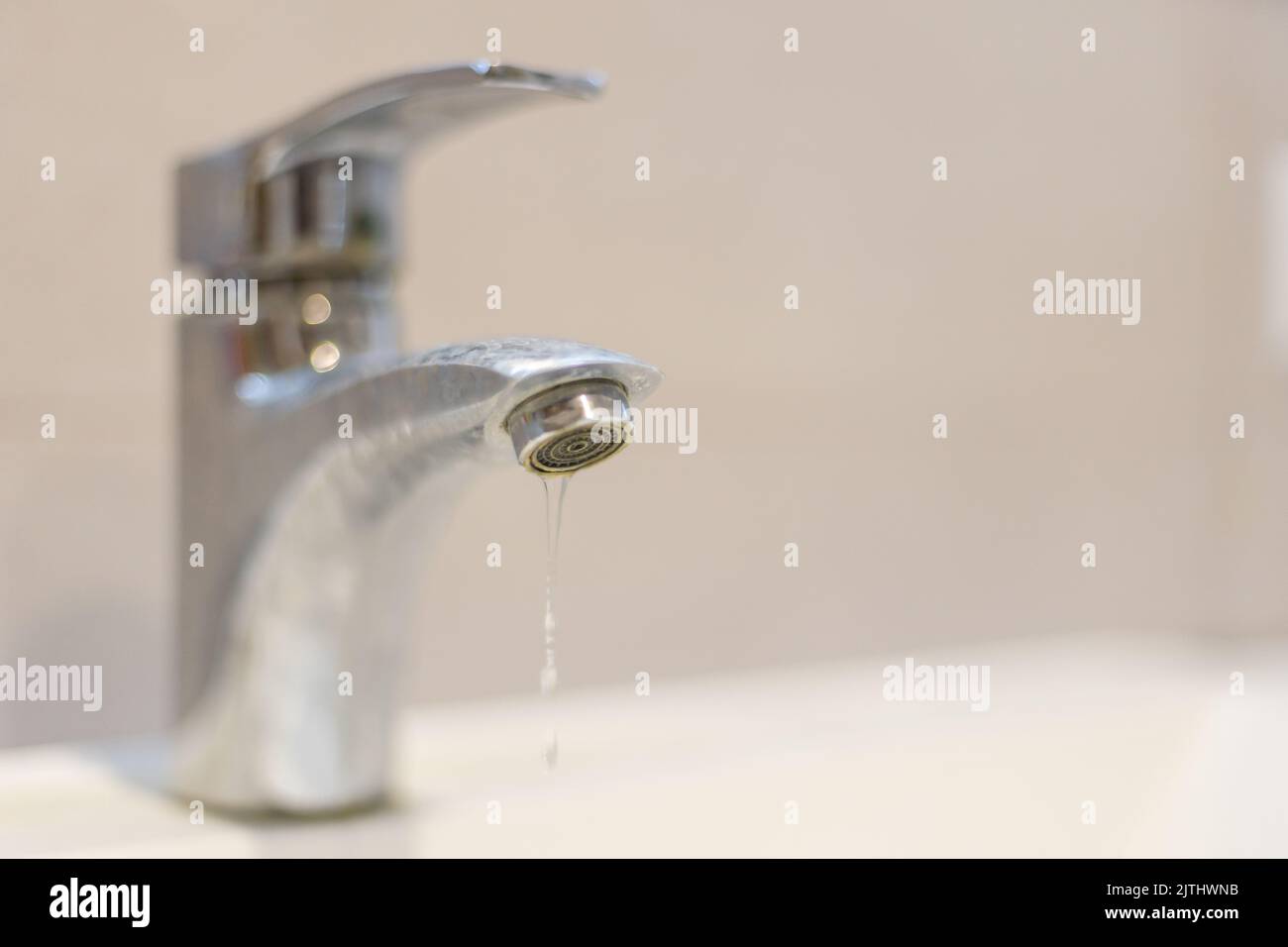 l'eau s'écoule de l'ancien mélangeur Banque D'Images