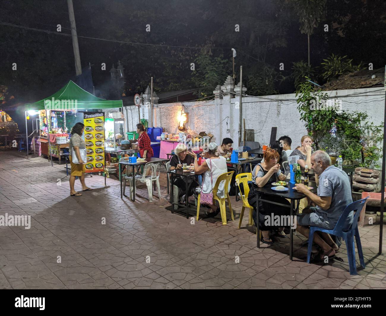 Clients assis à des tables sur un sentier dans un restaurant de rue, Bangkok, Thaïlande Banque D'Images