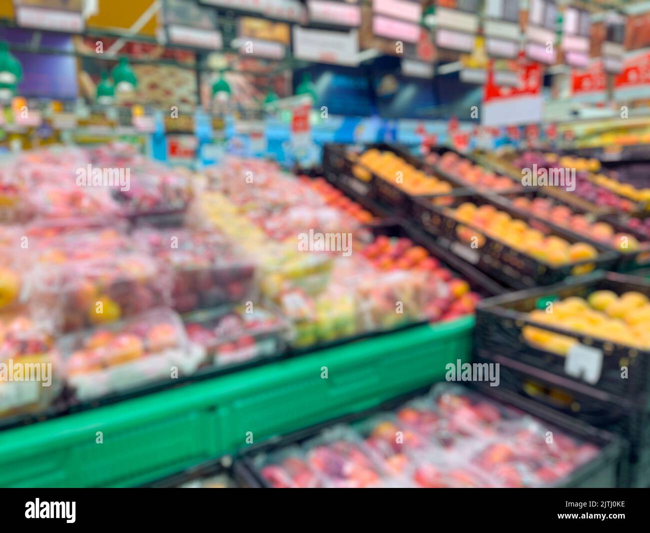 Résumé embrouillé des allées de fruits de supermarché pour le fond. - photo de stock Banque D'Images