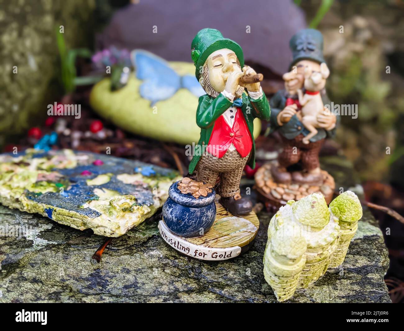 Cadeaux, y compris de petites statues de lieutraines laissées par les visiteurs à un « sentier de fées », en Irlande du Nord. Banque D'Images