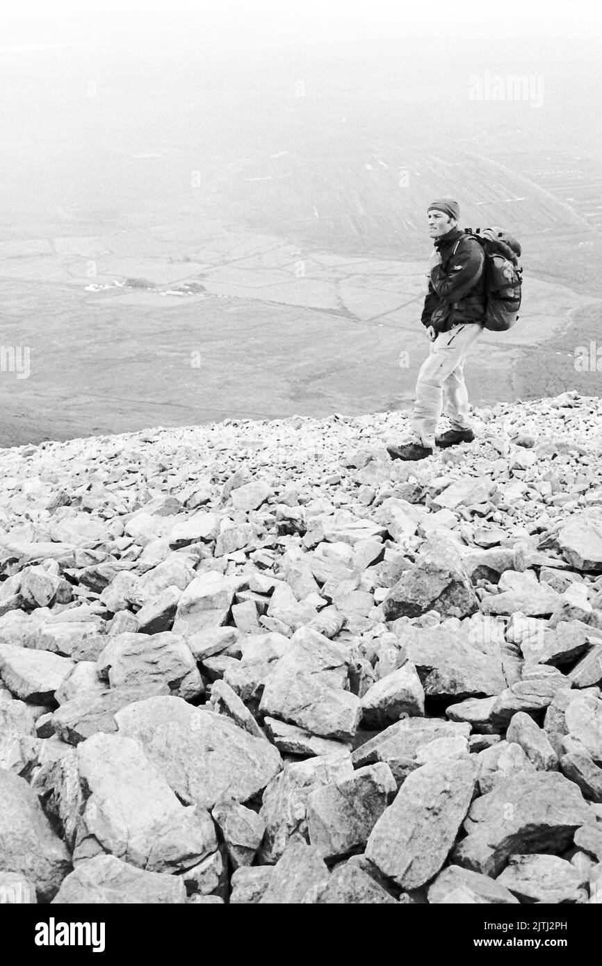 Film noir et blanc de 'Reek Sunday', un pèlerinage de guelling sur Croagh Patrick, comté de Mayo le dernier dimanche de juillet chaque année, pour visiter le lieu où Saint Patrick est resté pendant 40 jours, et d'où il aurait banni les lézards et les serpents d'Irlande. Banque D'Images