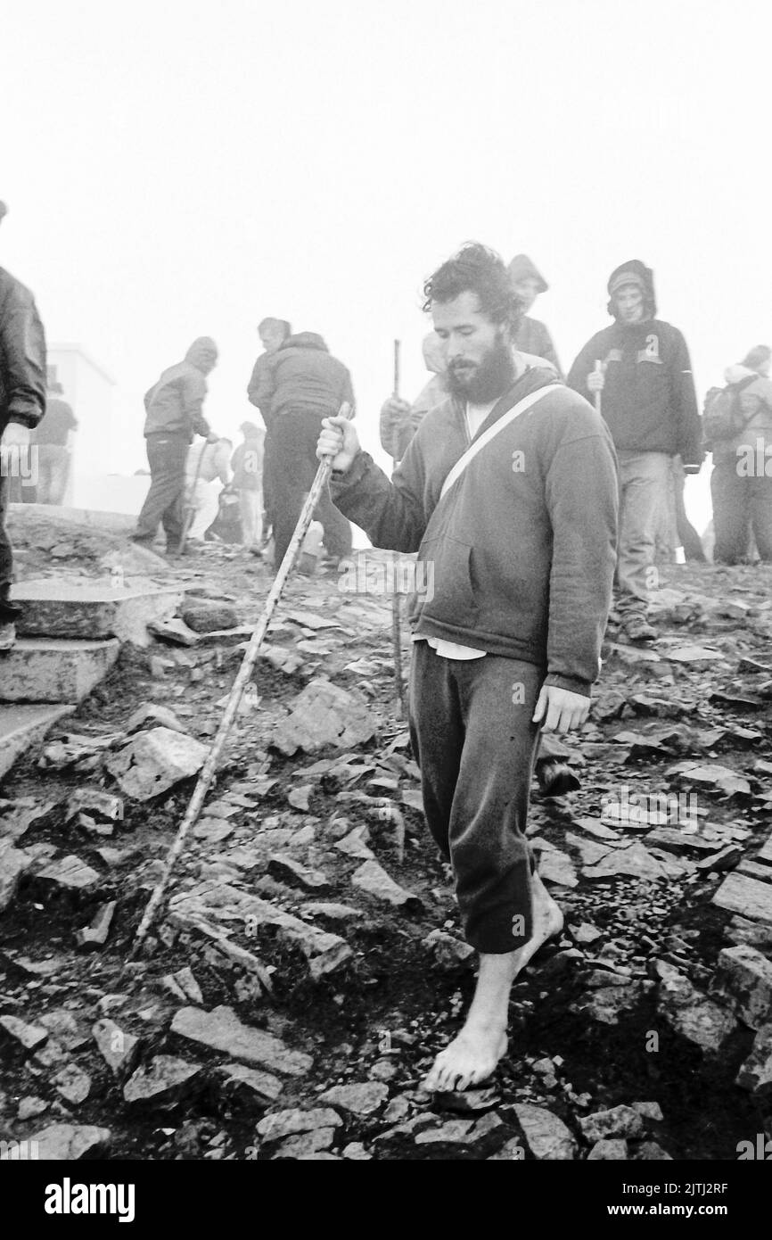 Film noir et blanc de 'Reek Sunday', un pèlerinage de guelling sur Croagh Patrick, comté de Mayo le dernier dimanche de juillet chaque année, pour visiter le lieu où Saint Patrick est resté pendant 40 jours, et d'où il aurait banni les lézards et les serpents d'Irlande. Banque D'Images