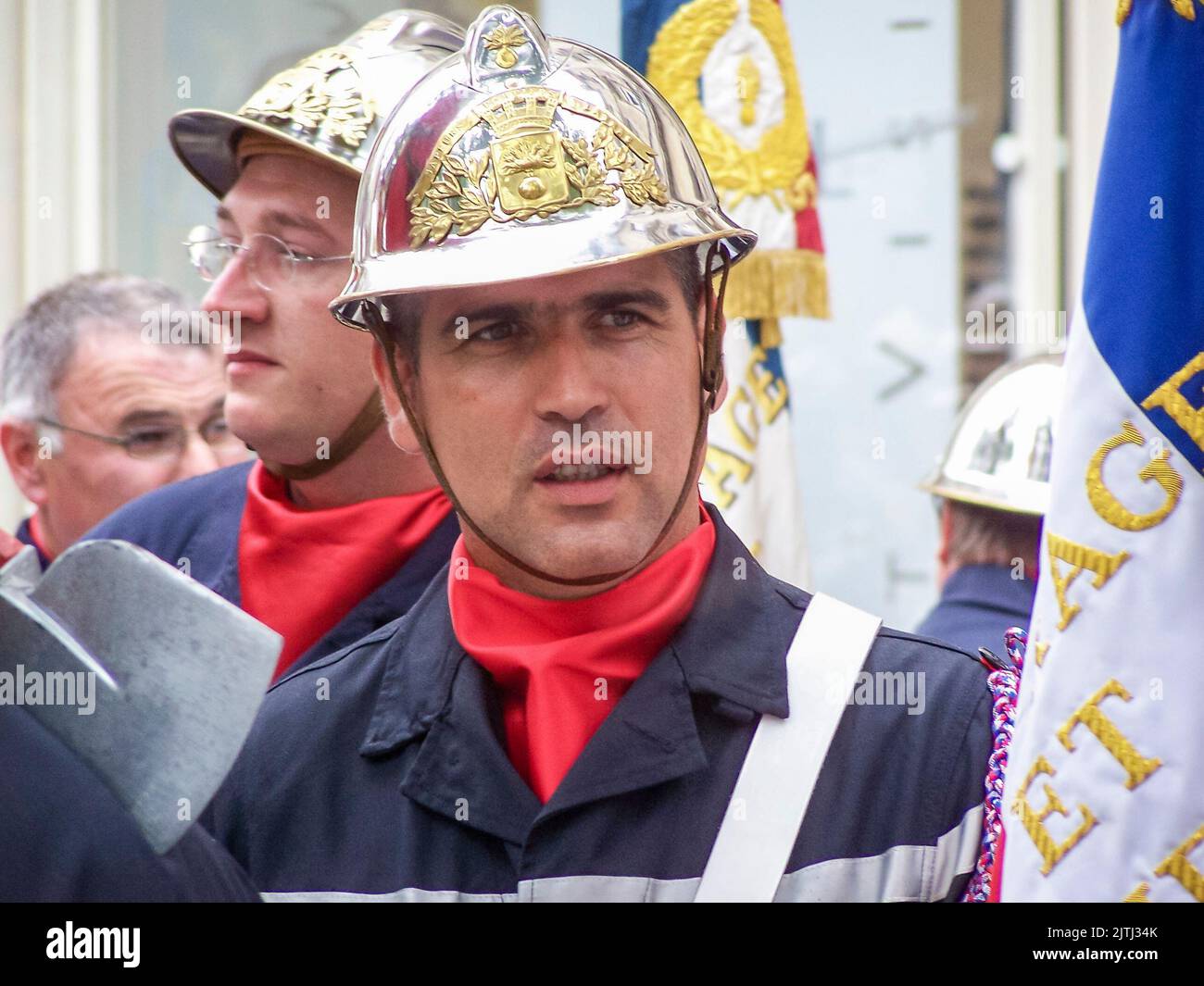 Les pompiers de Paris prennent part à une parade, tout en portant des uniformes traditionnels. Banque D'Images