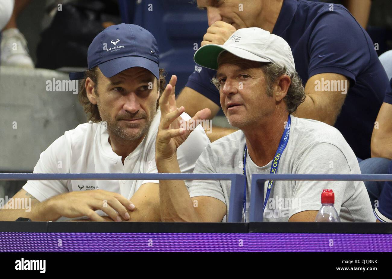 New York, Etats-Unis, 31/08/2022, Carlos Moya, Francisco Roig, Entraîneurs de Rafael Nadal d'Espagne au jour 2 de l'US Open 2022, 4th Grand tournoi de tennis de la saison sur 30 août 2022 au Centre national de tennis de l'USTA à New York, Etats-Unis - photo Jean Catuffe / DPPI Banque D'Images