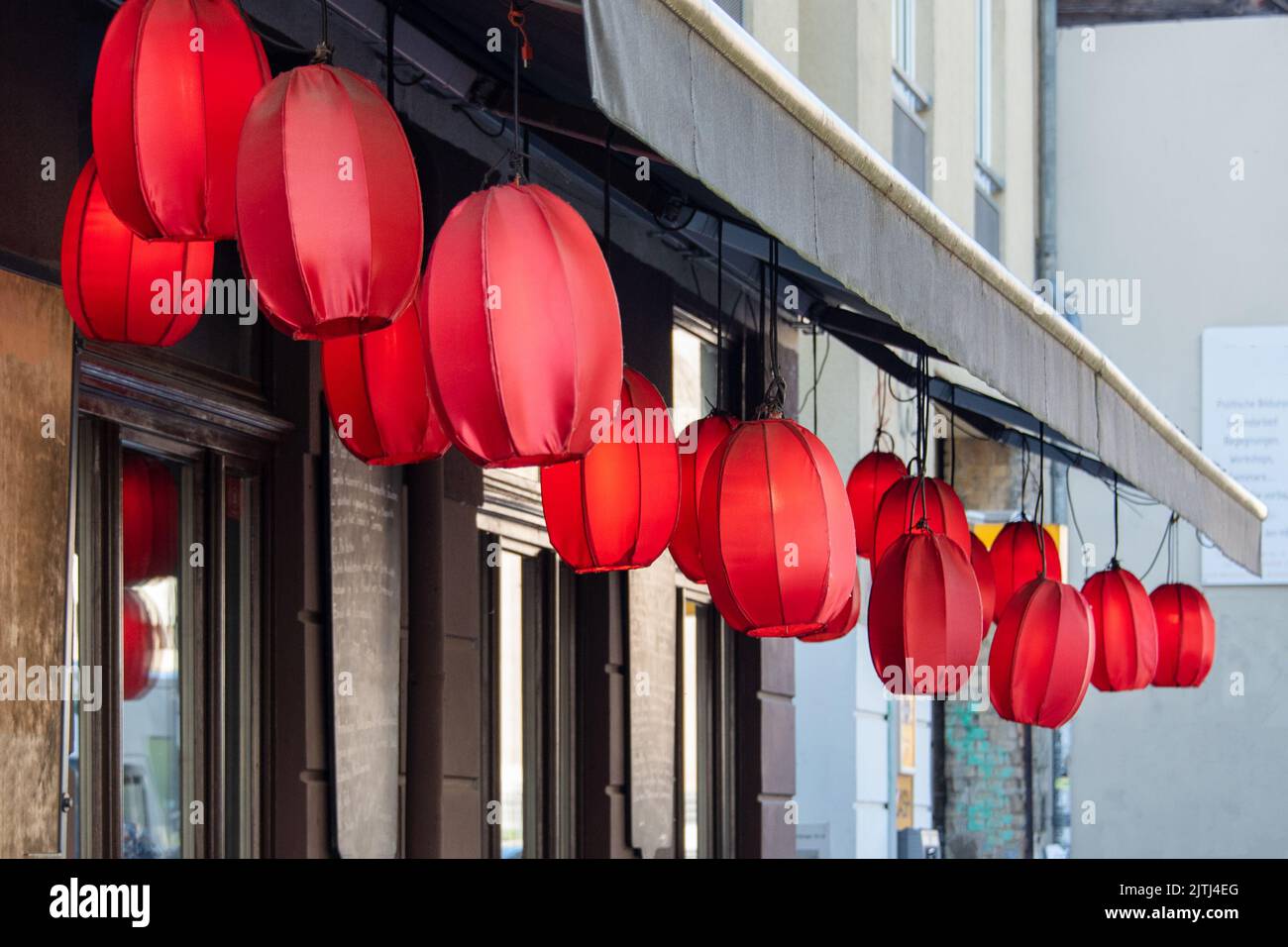 Lanternes chinoises rouges suspendues à l'extérieur comme une guirlande.  Lanternes décoratives traditionnelles asiatiques lumineuses pour les  restaurants, les cafés ou les maisons. Symboles de richesse, de la famille  Photo Stock - Alamy