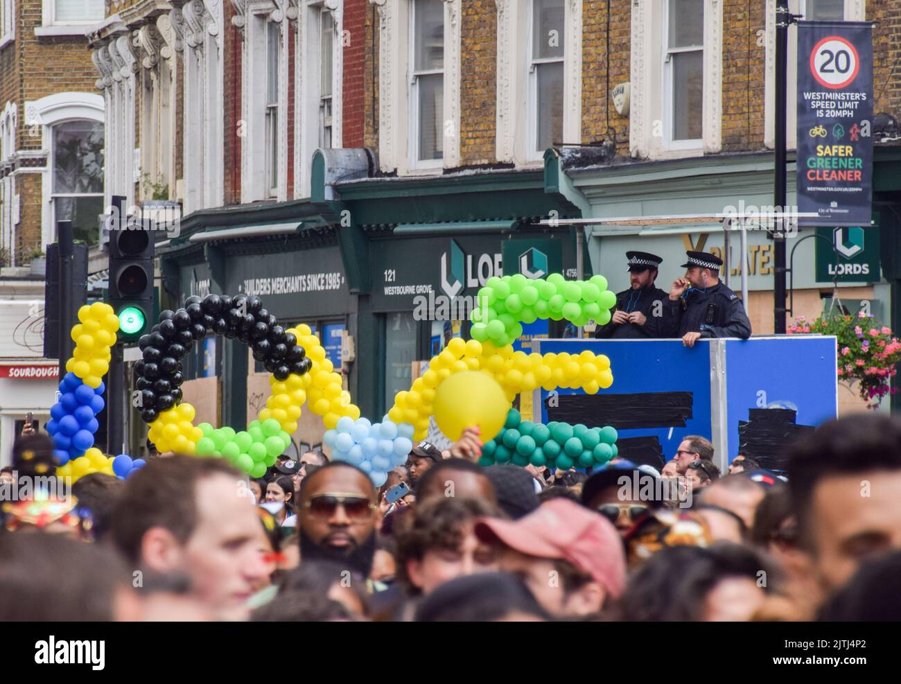 Londres, Royaume-Uni. 29th août 2022. Les policiers observent la foule le deuxième jour alors que le carnaval de Notting Hill revient après deux ans d'absence. Banque D'Images