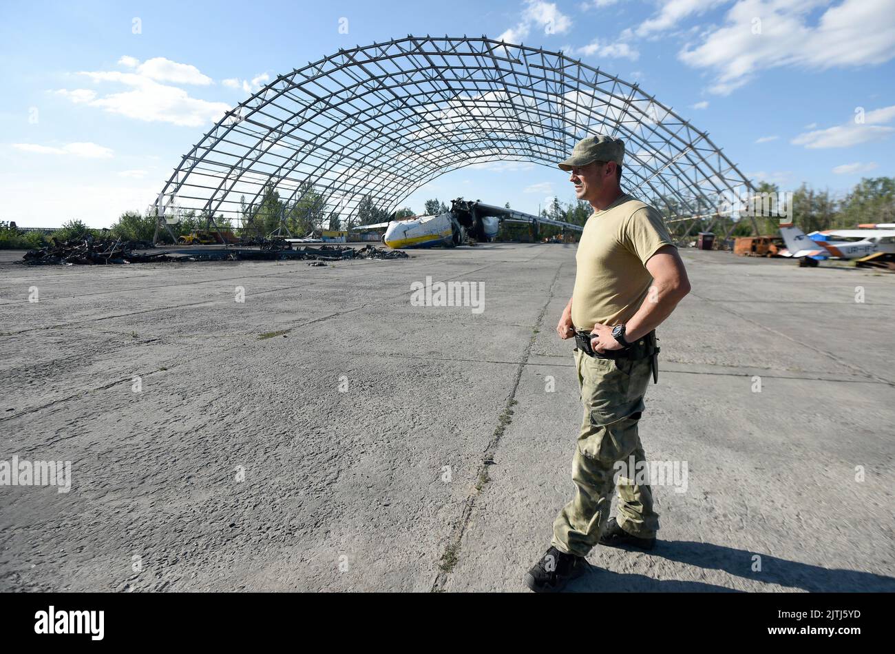 RÉGION DE KIEV, UKRAINE - le 30 AOÛT 2022 - Un militaire se tient près du hangar avec les restes du Mriya an-225 d'Antonov, le plus grand cargo du monde Banque D'Images