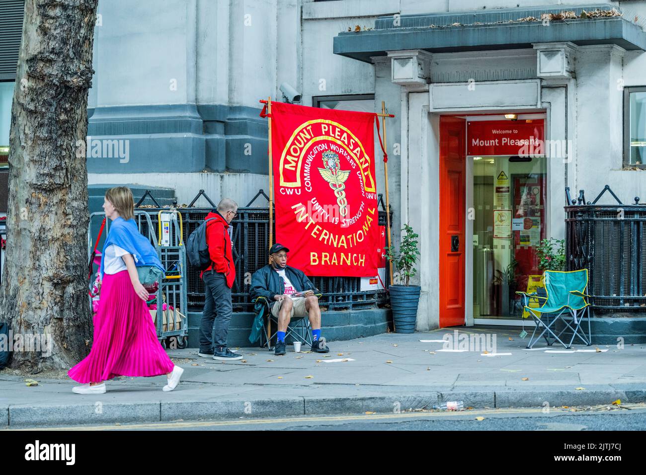 Londres, Royaume-Uni. 31st août 2022. Les travailleurs postaux font grève à la ligne de piquetage au bureau de tri de Mount Pleasant. Les travailleurs de la poste royale commencent leur deuxième journée d'action industrielle pour une meilleure rémunération et des conditions, avec l'appui de leur syndicat, le CWU (Syndicat des travailleurs des communications). Crédit : Guy Bell/Alay Live News Banque D'Images