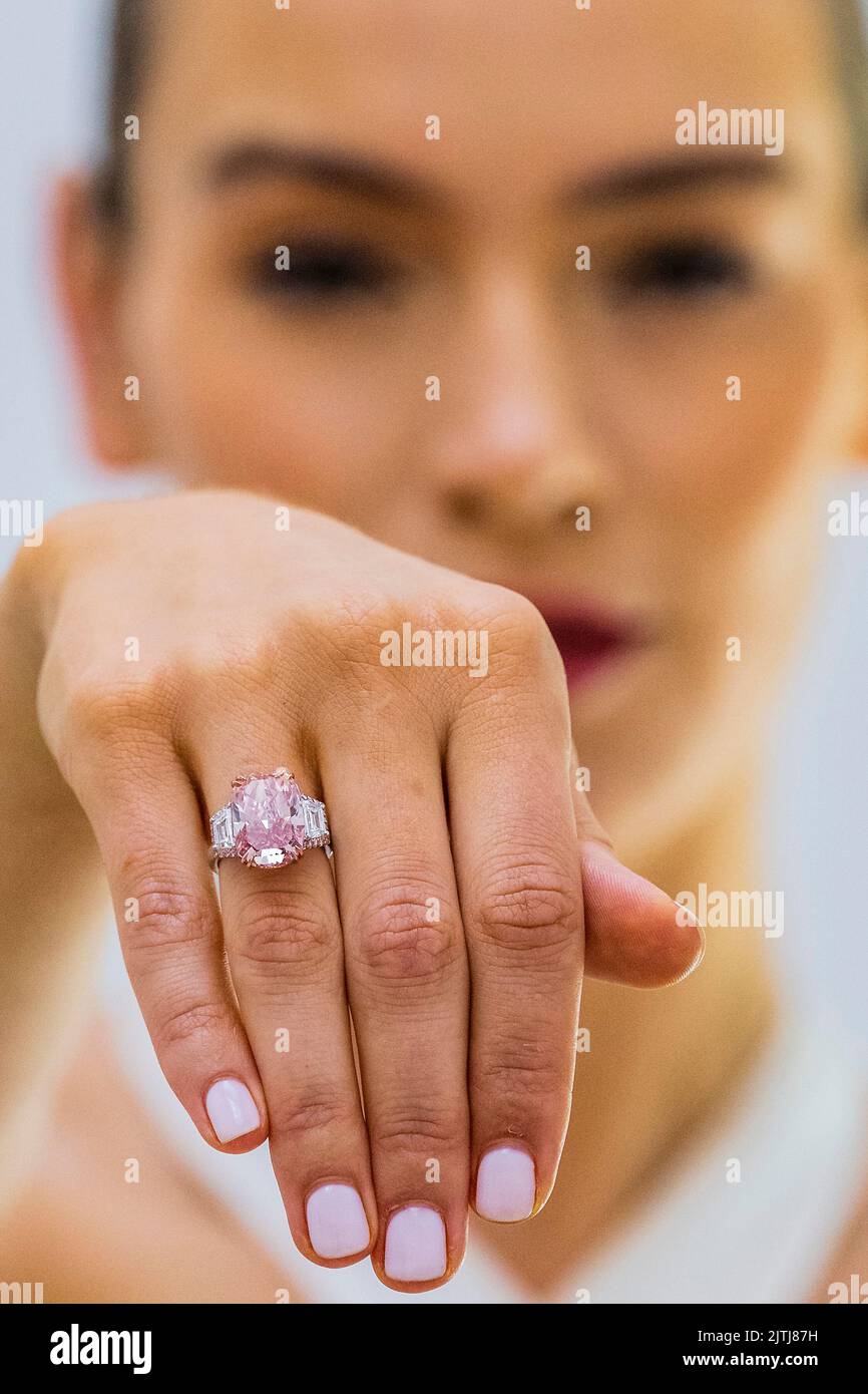 Londres, Royaume-Uni. 31st août 2022. The Williamson Pink Star - Vid Pink Diamond de plus de 10 carats, estimé à plus de $21 millions, à Sothebys, New Bond Street. L'un des diamants les plus purs, Pinkest jamais à apparaître à l'enchère et l'un des deux seulement en interne Fancy impeccable. Il sera offert à Sotheby's Hong Kong en octobre. Crédit : Guy Bell/Alay Live News Banque D'Images