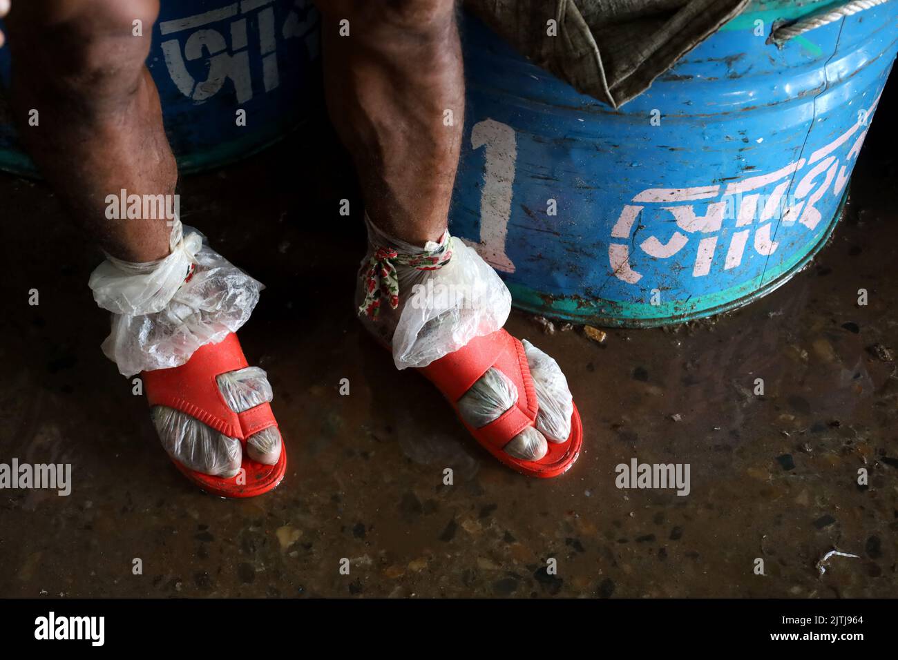 Rangamati, Rangamati, Bangladesh. 31st août 2022. Un travailleur utilise du polythène pour sauver ses pieds de la maladie de l'eau de la peau au ghat de pêche de Rangamati. (Credit image: © Syed Mahabubul Kader/ZUMA Press Wire) Banque D'Images