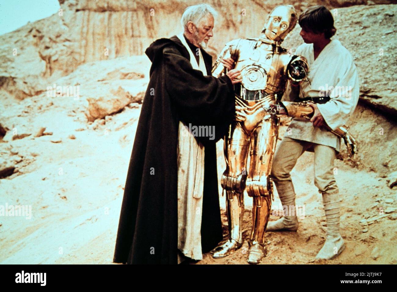 Star Wars, aka Krieg der Sterne, USA 1977, Regie: George Lucas, Charaktere: Alec Guinness als OBI WAN Kenobi, C-3PO et Mark Hamill als Luke Skywalker Banque D'Images