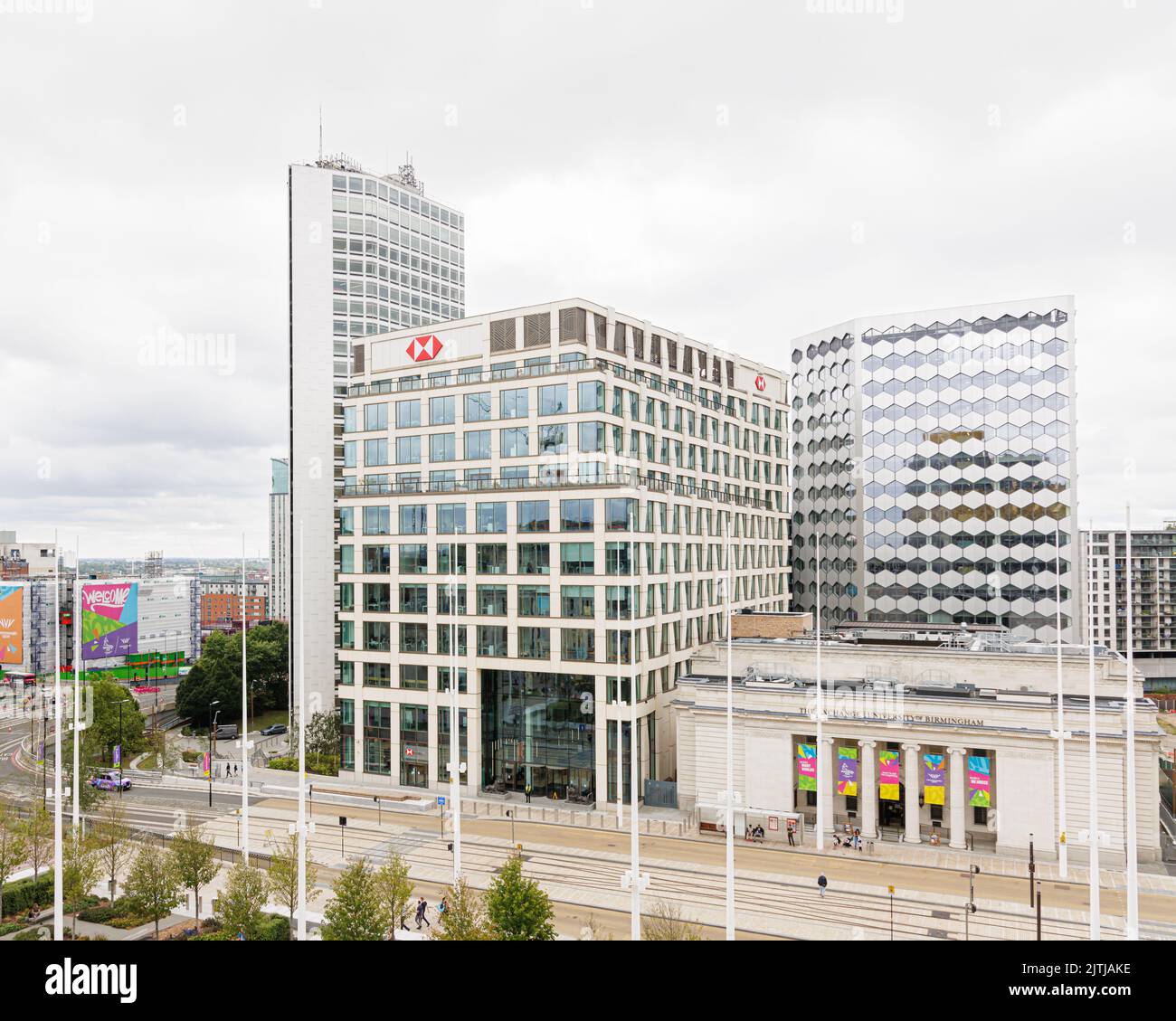 Birmingham, West Midlands, Royaume-Uni - 23 août 2022 : construction du siège de la banque HSBC Royaume-Uni sur la place du Centenaire, flanquée de la Tour Alpha et de la Bourse. Banque D'Images