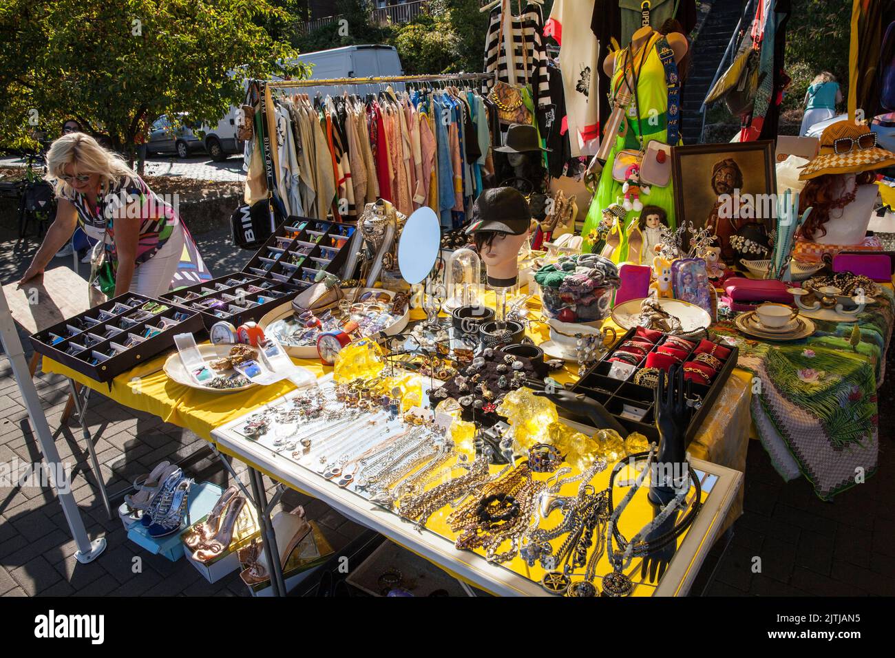 Marché aux puces sur les rives du Rhin entre le pont Bastei et Hohenzollern, stand avec bijoux et vêtements, Cologne, Allemagne. Troedelmarkt am Banque D'Images