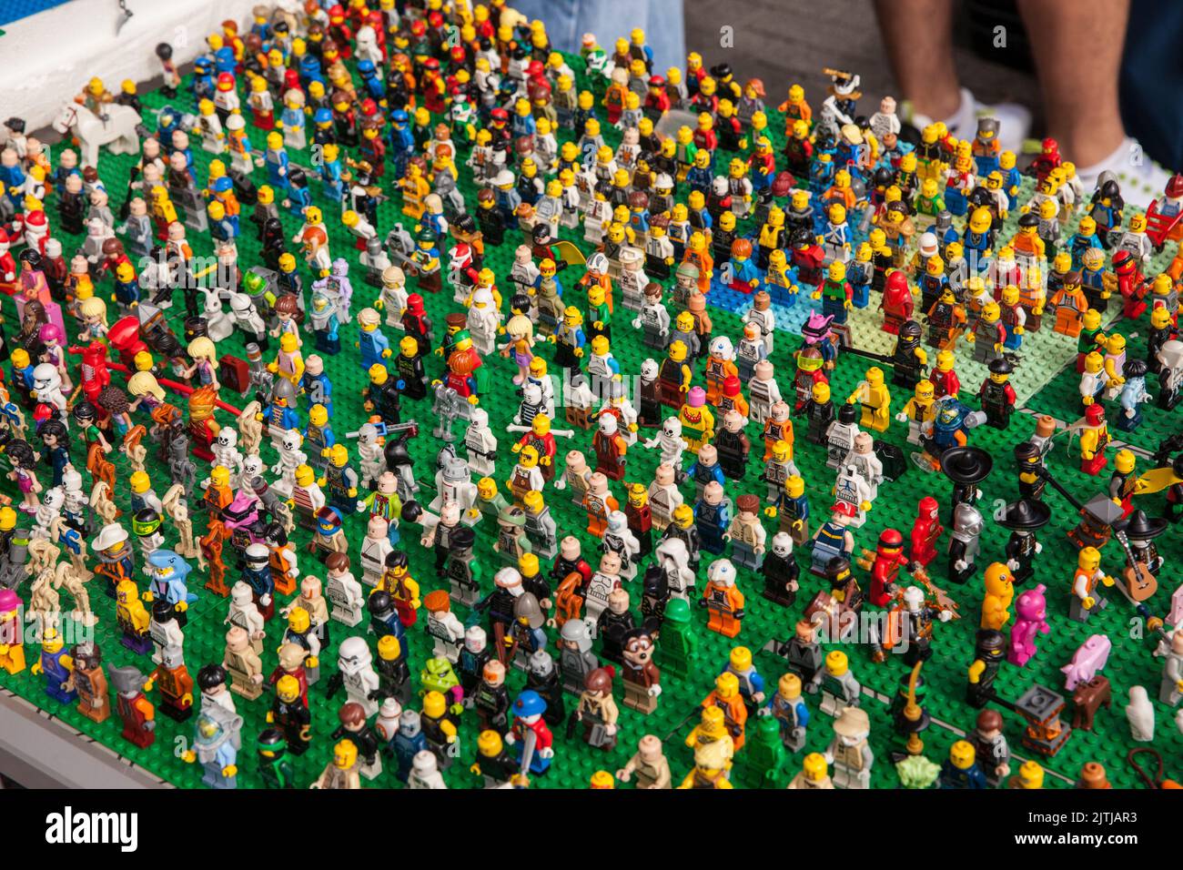 Marché aux puces sur les rives du Rhin entre le pont Bastei et Hohenzollern, figurines lego, Cologne, Allemagne. Troedelmarkt am Rheinufer zwischen Banque D'Images