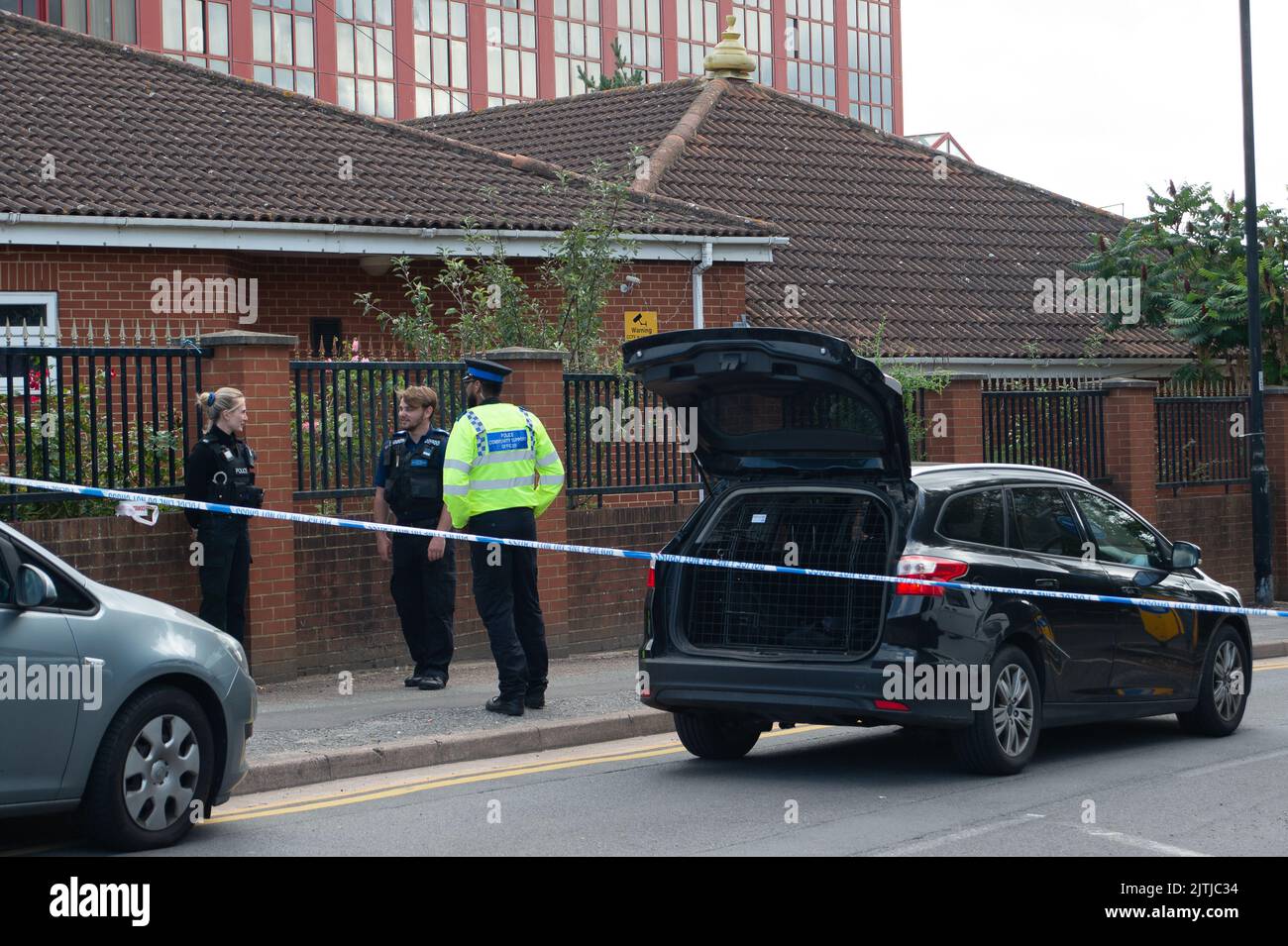 Slough, Berkshire, Royaume-Uni. 31st août 2022. Une enquête de meurtre a eu lieu aujourd'hui à Slough par la Thames Valley police Major crime Unit après qu'un homme de ses vingt ans est mort hier à l'hôpital ayant été trouvé avec des blessures graves à Keel Drive, Slough (photo). Trois hommes ont été arrêtés pour des soupçons de meurtre et restent en garde à vue. Des équipes judiciaires sont également à l'œuvre à Concorde Way, qui reste fermée. Crédit : Maureen McLean/Alay Live News Banque D'Images