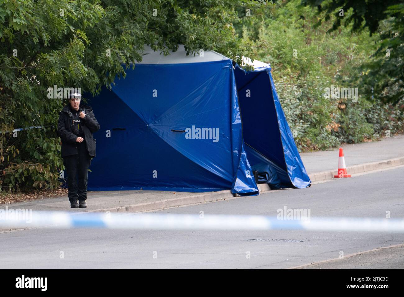 Slough, Berkshire, Royaume-Uni. 31st août 2022. Une enquête de meurtre a eu lieu aujourd'hui à Slough par la Thames Valley police Major crime Unit après qu'un homme de ses vingt ans est mort hier à l'hôpital ayant été trouvé avec des blessures graves à Keel Drive, Slough (photo). Trois hommes ont été arrêtés pour des soupçons de meurtre et restent en garde à vue. Des équipes judiciaires sont également à l'œuvre à Concorde Way, qui reste fermée. Crédit : Maureen McLean/Alay Live News Banque D'Images